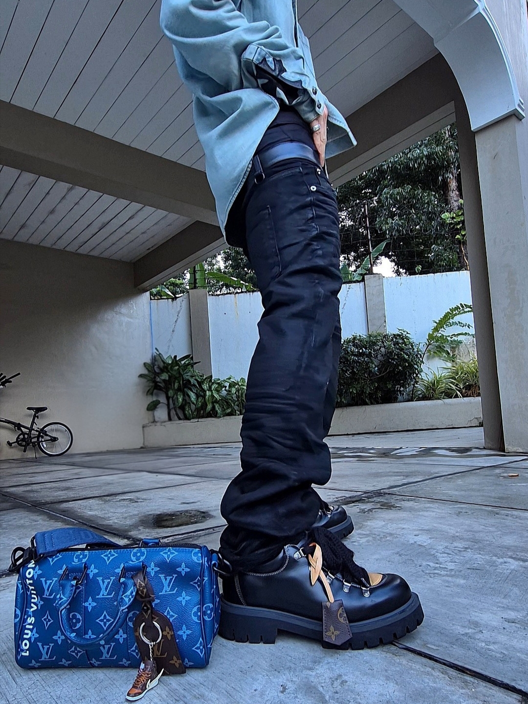 Louis Vuitton LV Remix Derby Black, Louis Vuitton Keepall Bandoulier 25 Atlantic Blue 착용 스타일 - 2