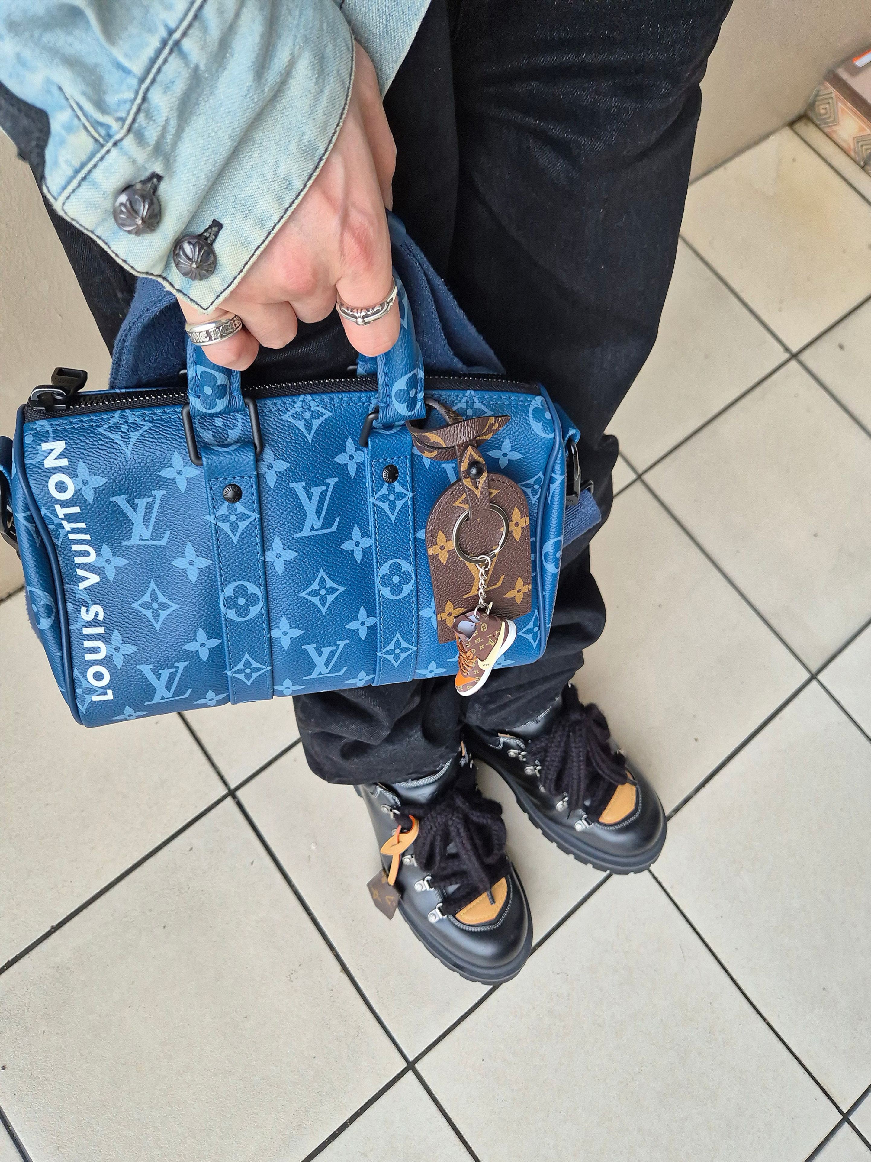 Louis Vuitton LV Remix Derby Black, Louis Vuitton Keepall Bandoulier 25 Atlantic Blue 착용 스타일 - 1