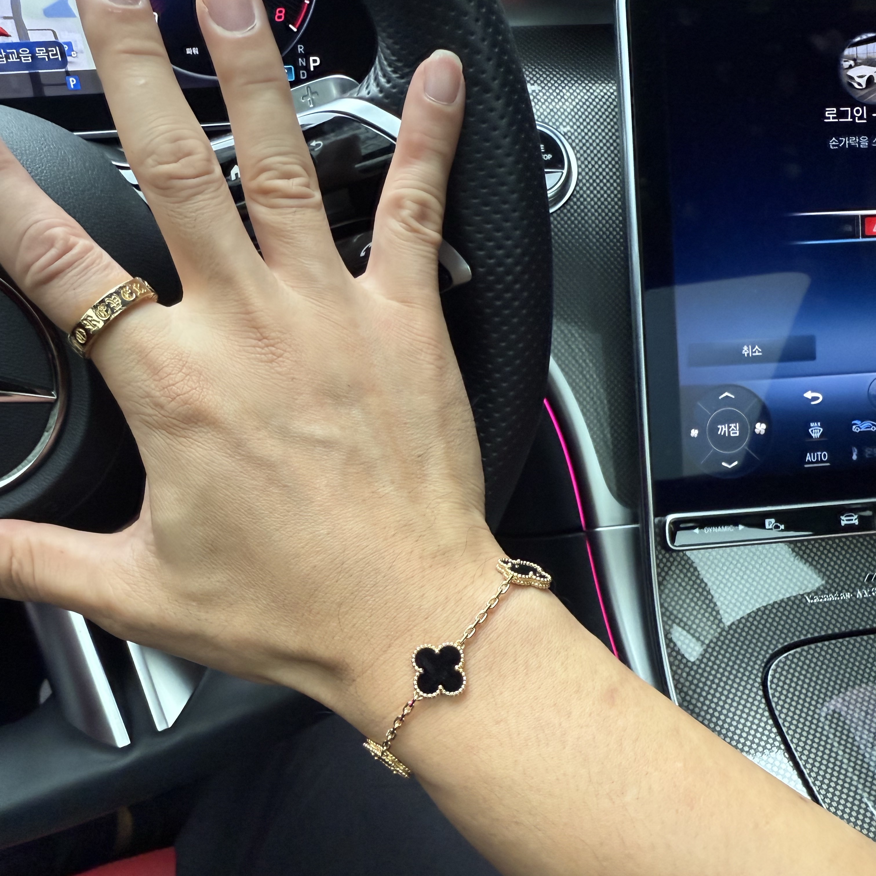 (W) Van Cleef & Arpels Vintage Alhambra Bracelet 5 Motifs Yellow Gold Onyx 착용 스타일 - 1