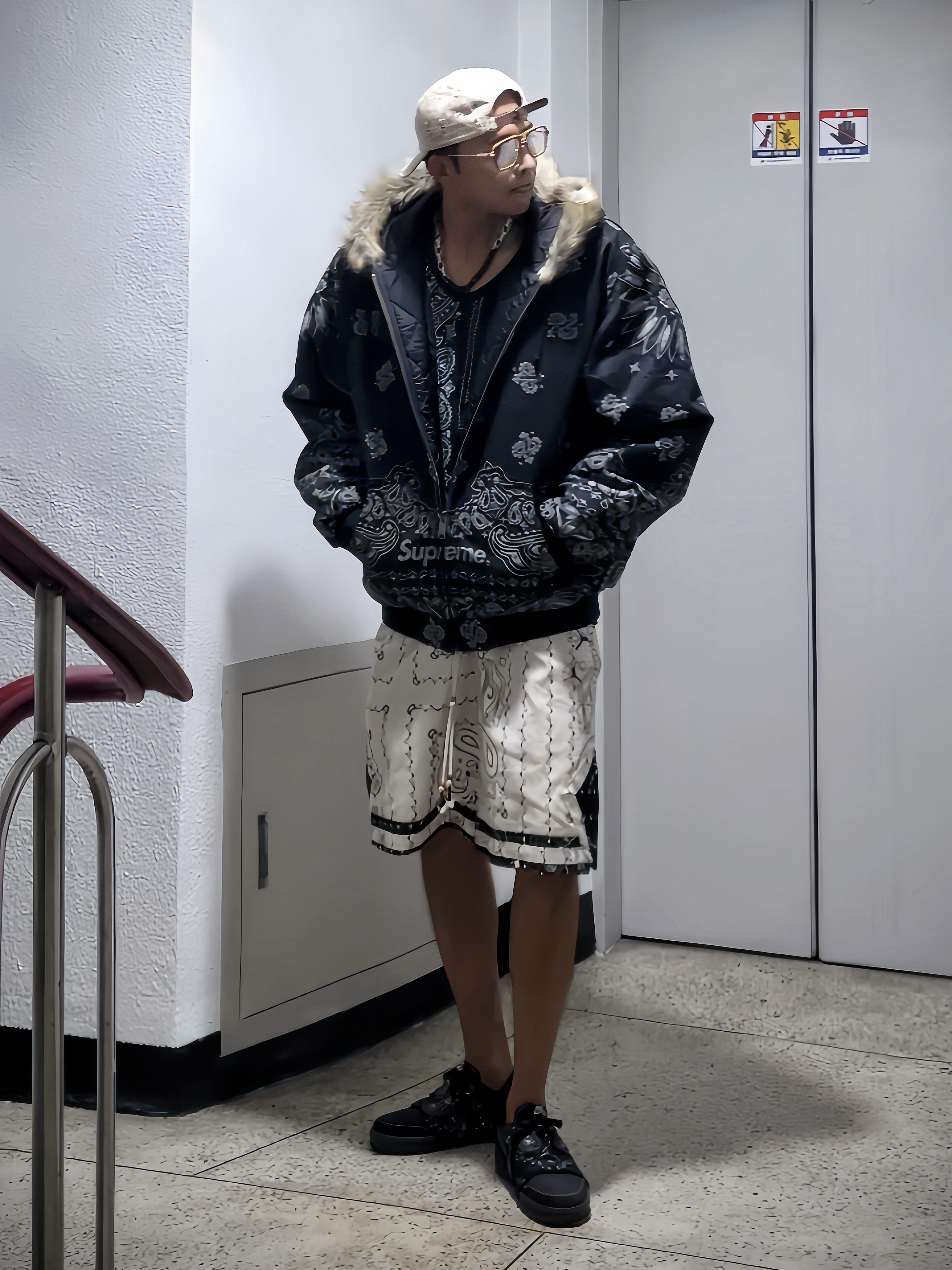 Supreme x SpongeBob SquarePants Jeff Hamilton Mesh Back 6-Panel Navy - 25SS, Supreme x MM6 Maison Margiela Box Logo T-Shirt White - 24SS 착용 스타일 - 3