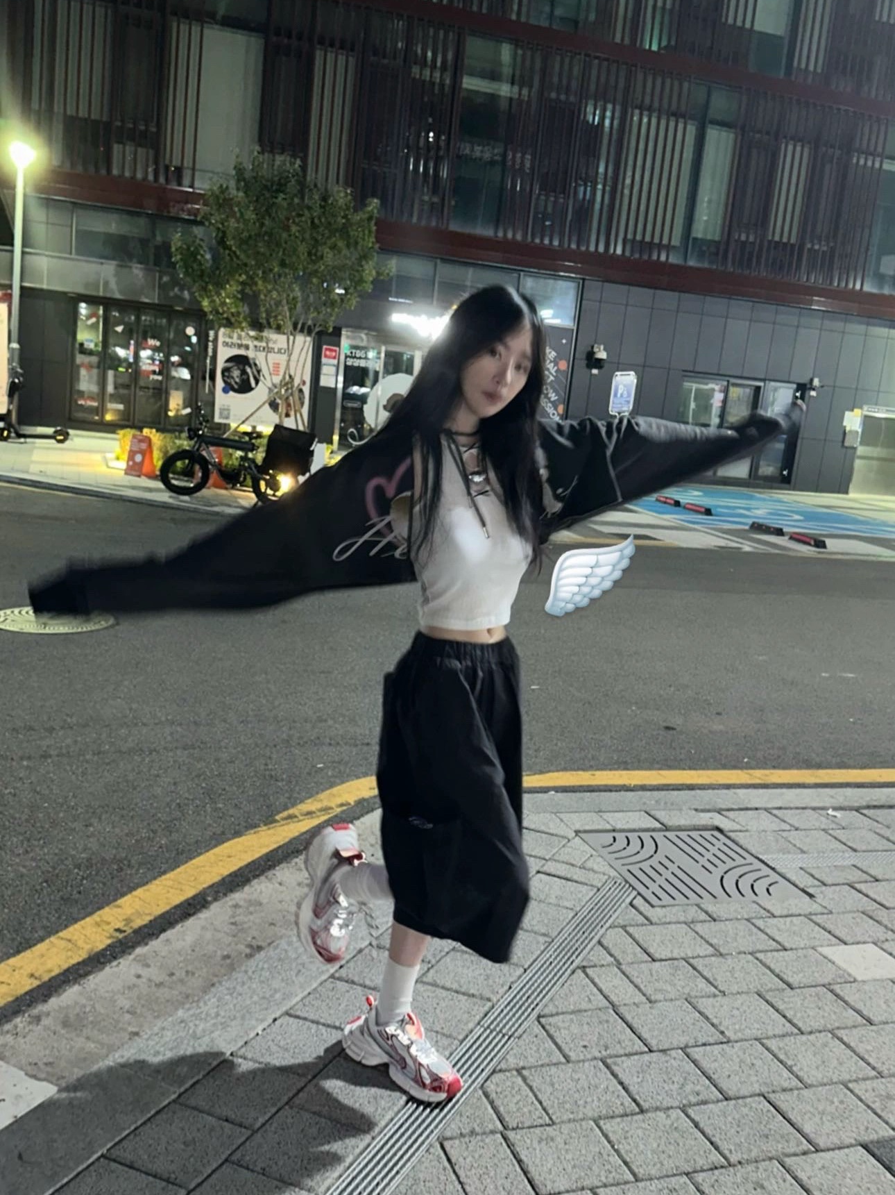 Balenciaga 3XL Sneakers White Red 착용 스타일 - 1
