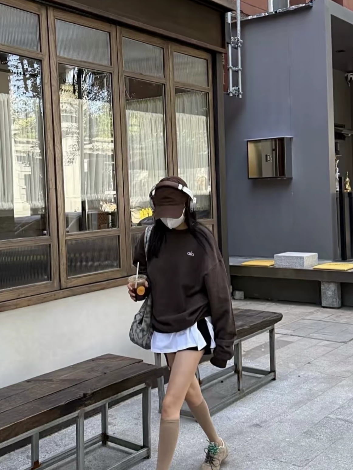 Alo Yoga Iconic Shopper Tote Bag Grey Tiedye, New Balance 204L Suede Mushroom Arid Stone 착용 스타일 - 2