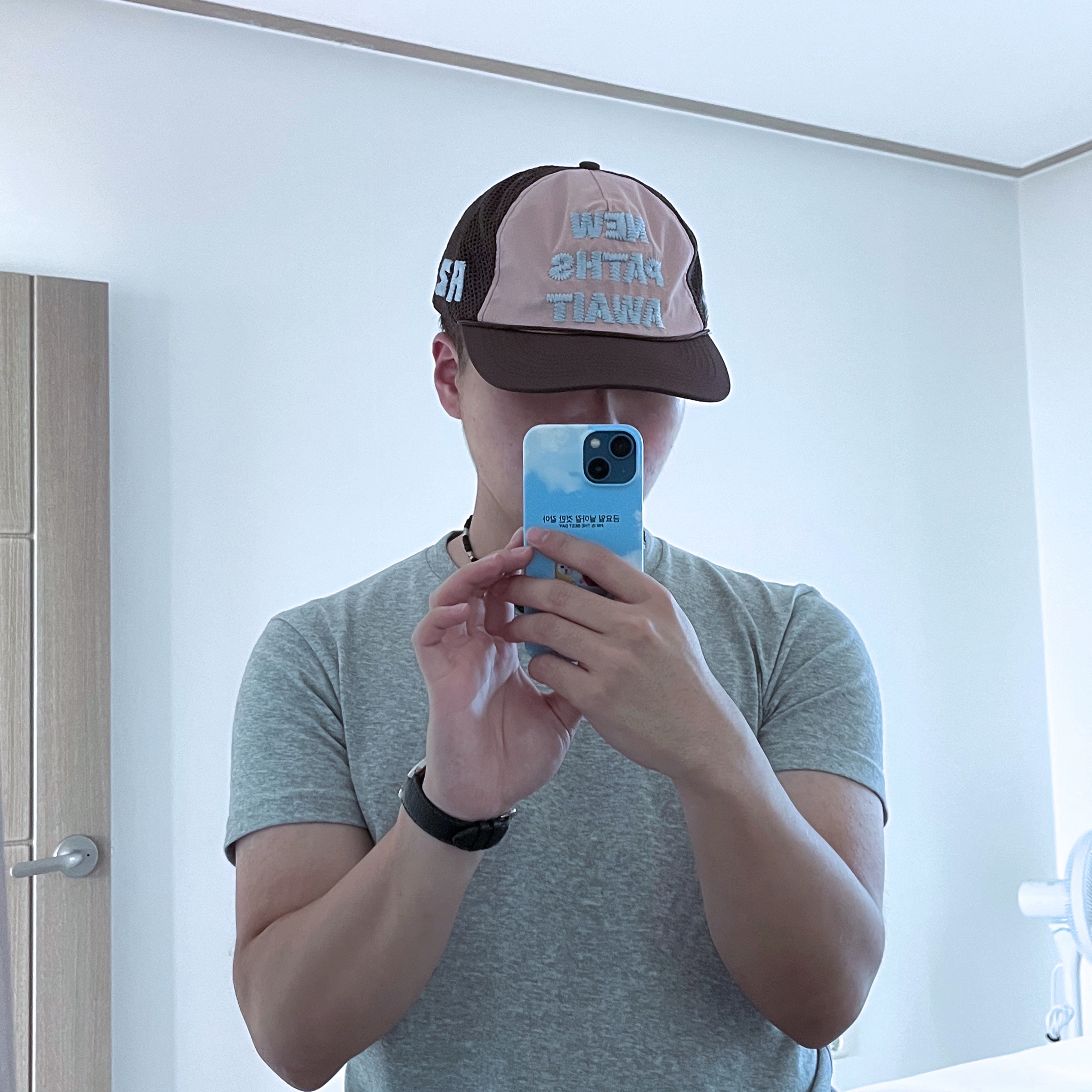 Alex Zono x Woodz New Paths Await Trucker Hat Beige, Hatchingroom Stripe Hoodie Grey 착용 스타일 - 4