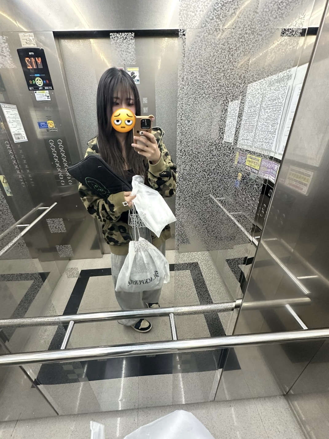 BAPE 1st Camo Jacquard Shark Full Zip Hoodie Green, (W) Jordan 1 Zoom Air CMFT 2 Muslin Blackened Blue 착용 스타일