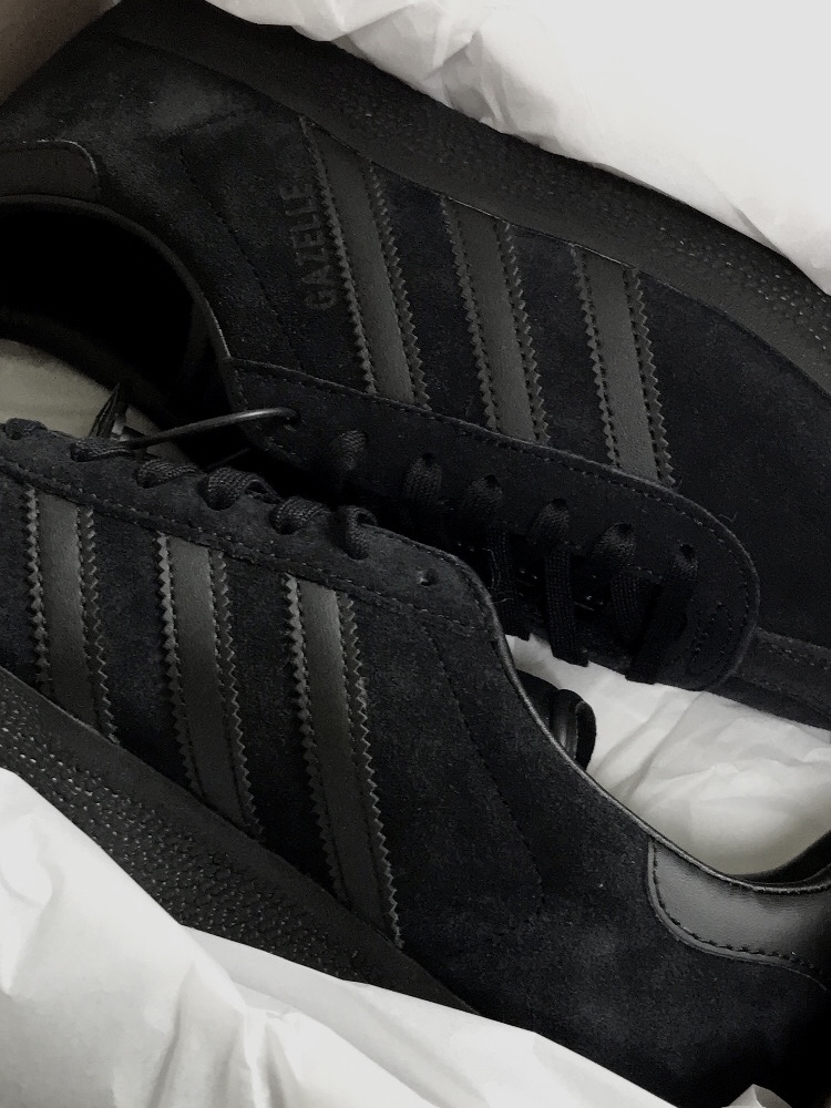 Adidas Gazelle Triple Black 착용 스타일 - 1