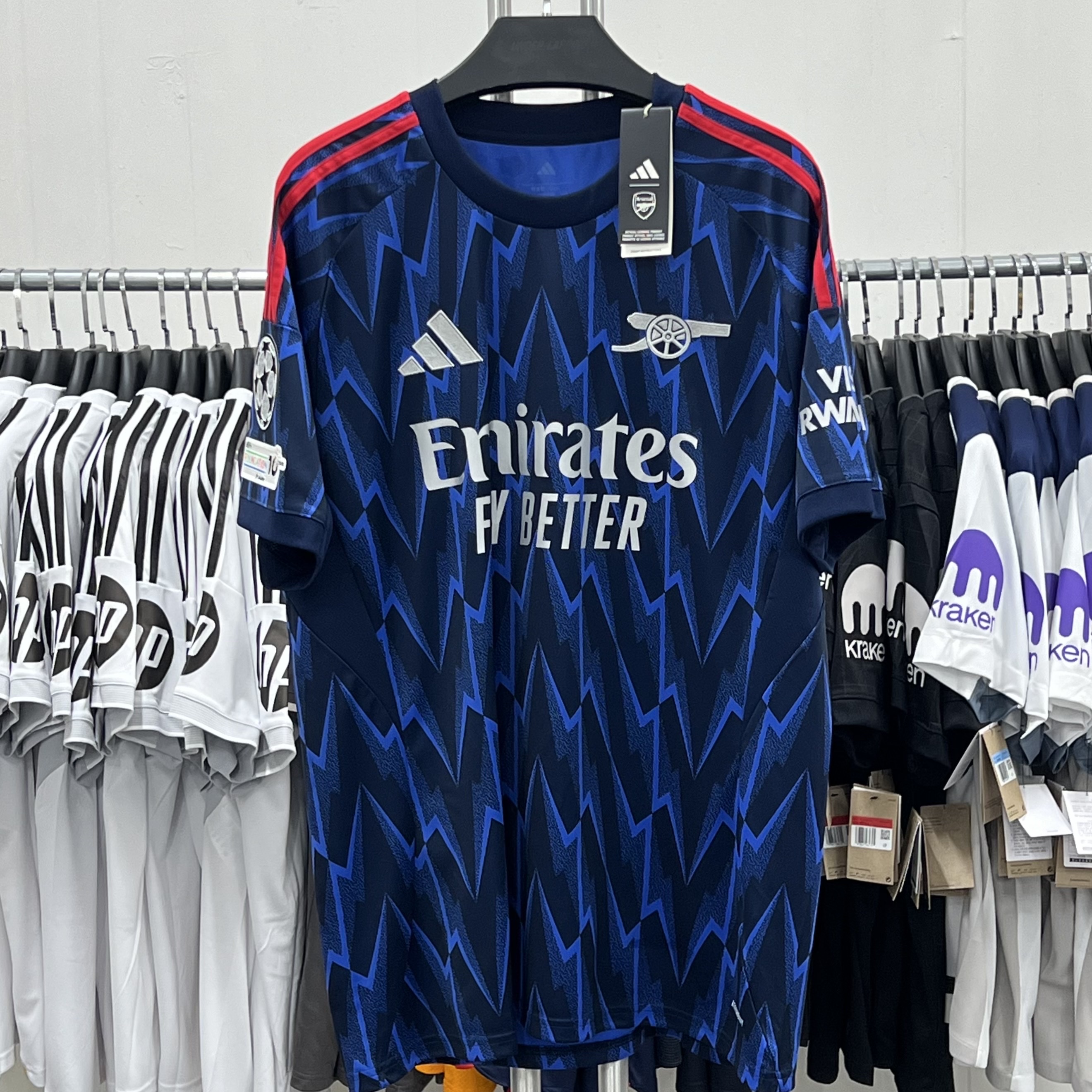 Adidas Arsenal 2024/25 Home Jersey Better Scarlet White - KR Sizing (Non Marking Ver.), Adidas Arsenal 2025/26 3rd Jersey Cloud White Team Coll Burgundy 2 - KR Sizing (Non Marking Ver.) 착용 스타일 - 2
