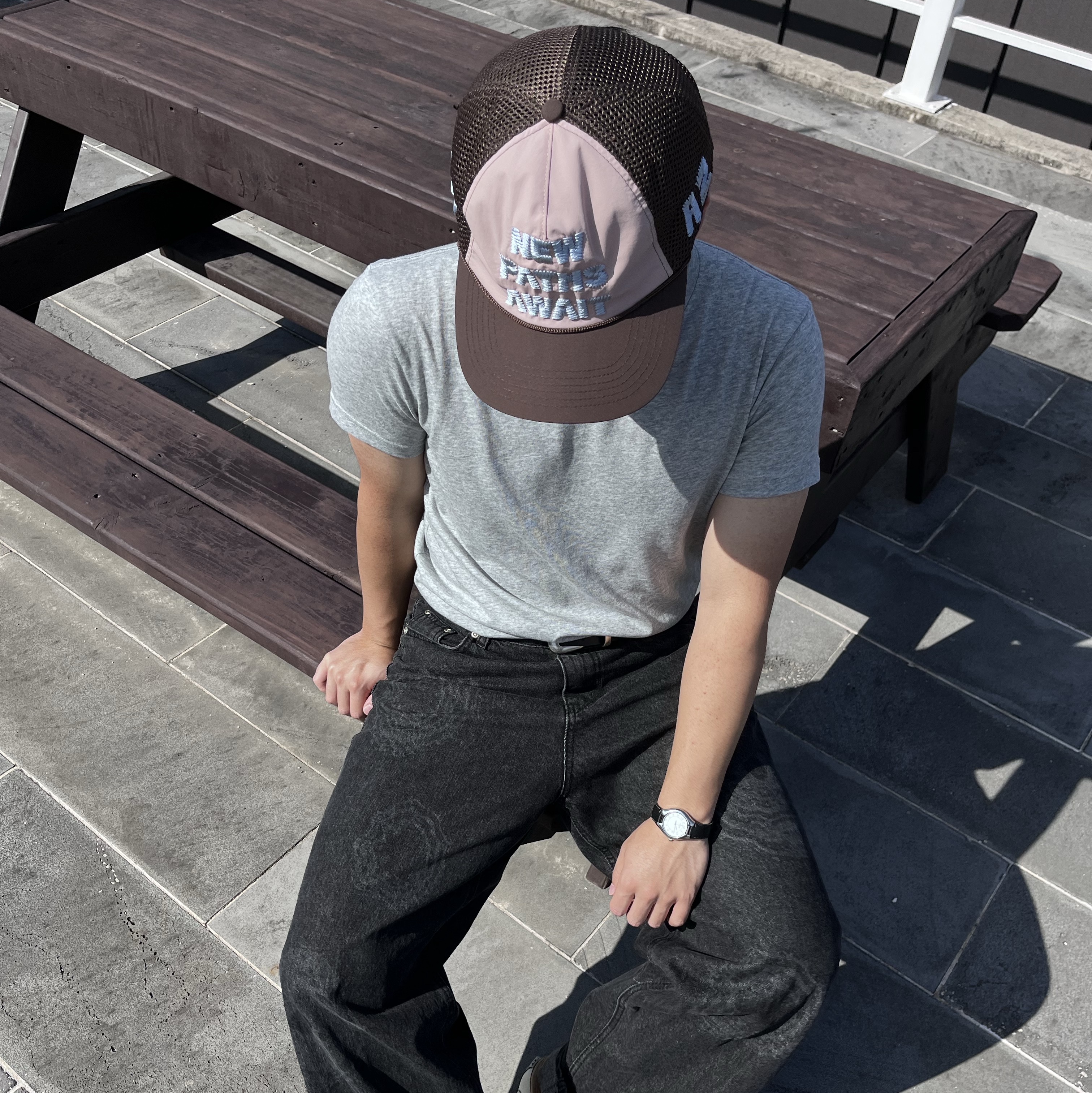 Alex Zono x Woodz New Paths Await Trucker Hat Beige, Hatchingroom Stripe Hoodie Grey 착용 스타일 - 7
