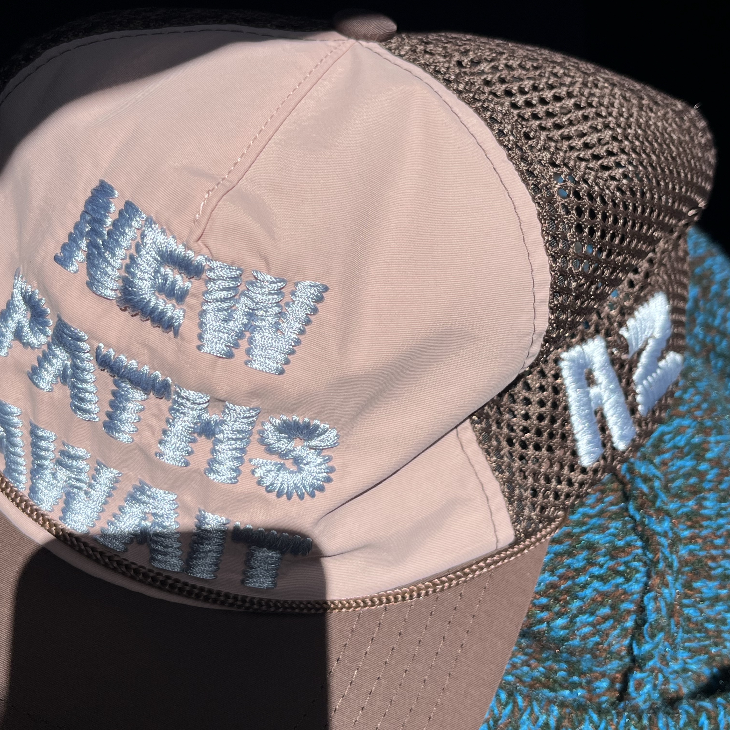 Alex Zono x Woodz New Paths Await Trucker Hat Beige, Hatchingroom Stripe Hoodie Grey 착용 스타일 - 6