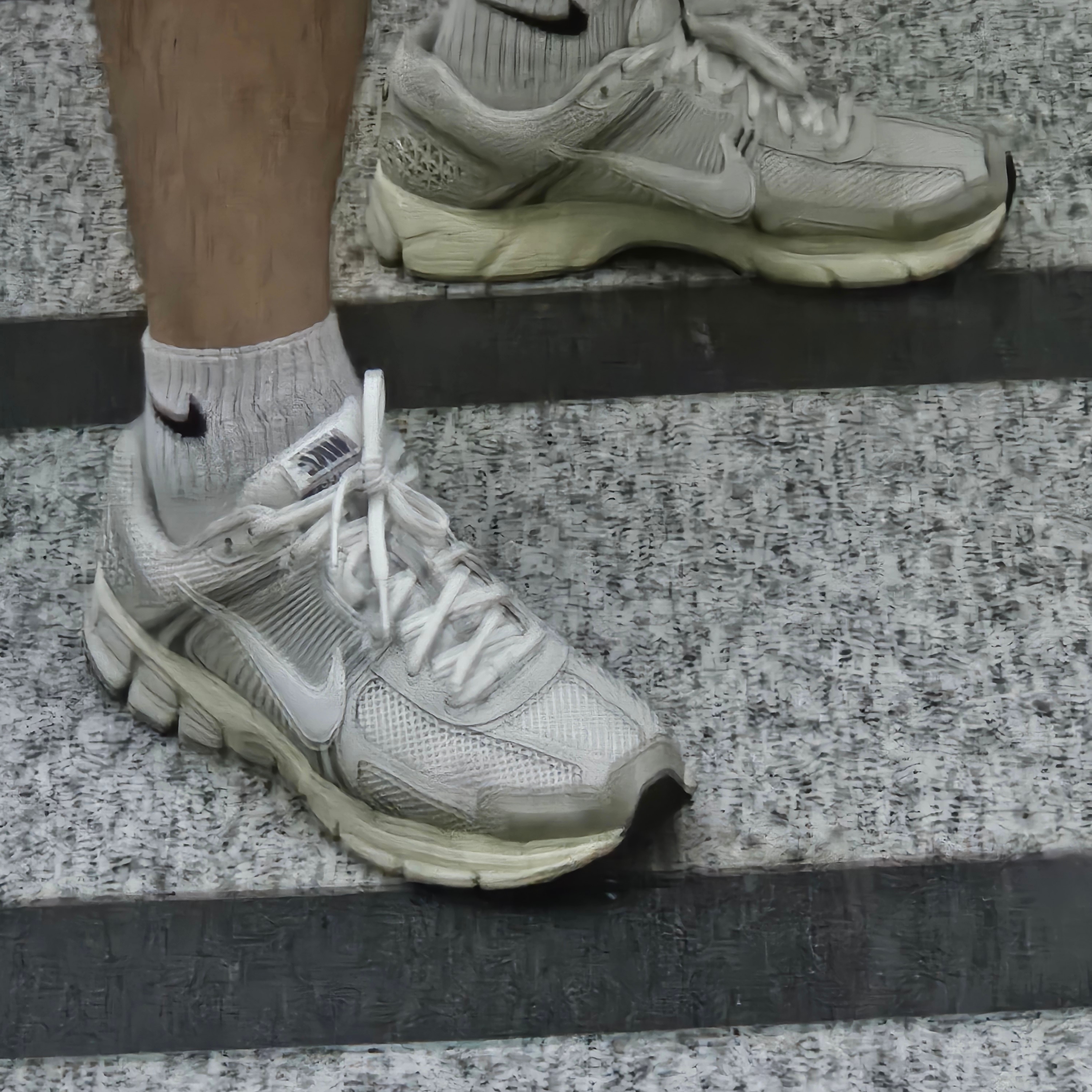 Nike Zoom Vomero 5 Platinum Tint Photon Dust 착용 스타일