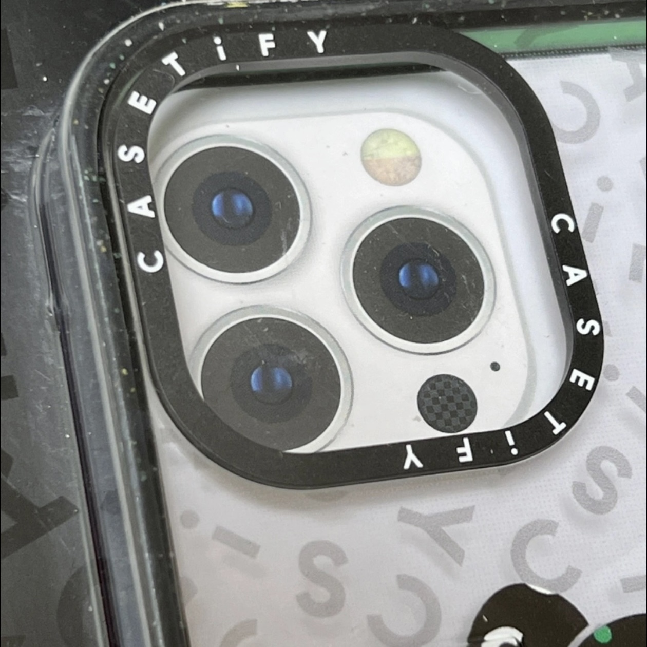 Casetify x Bearbrick 10th Anniversary Monogram Impact iPhone Case Clear Black 착용 스타일 - 3