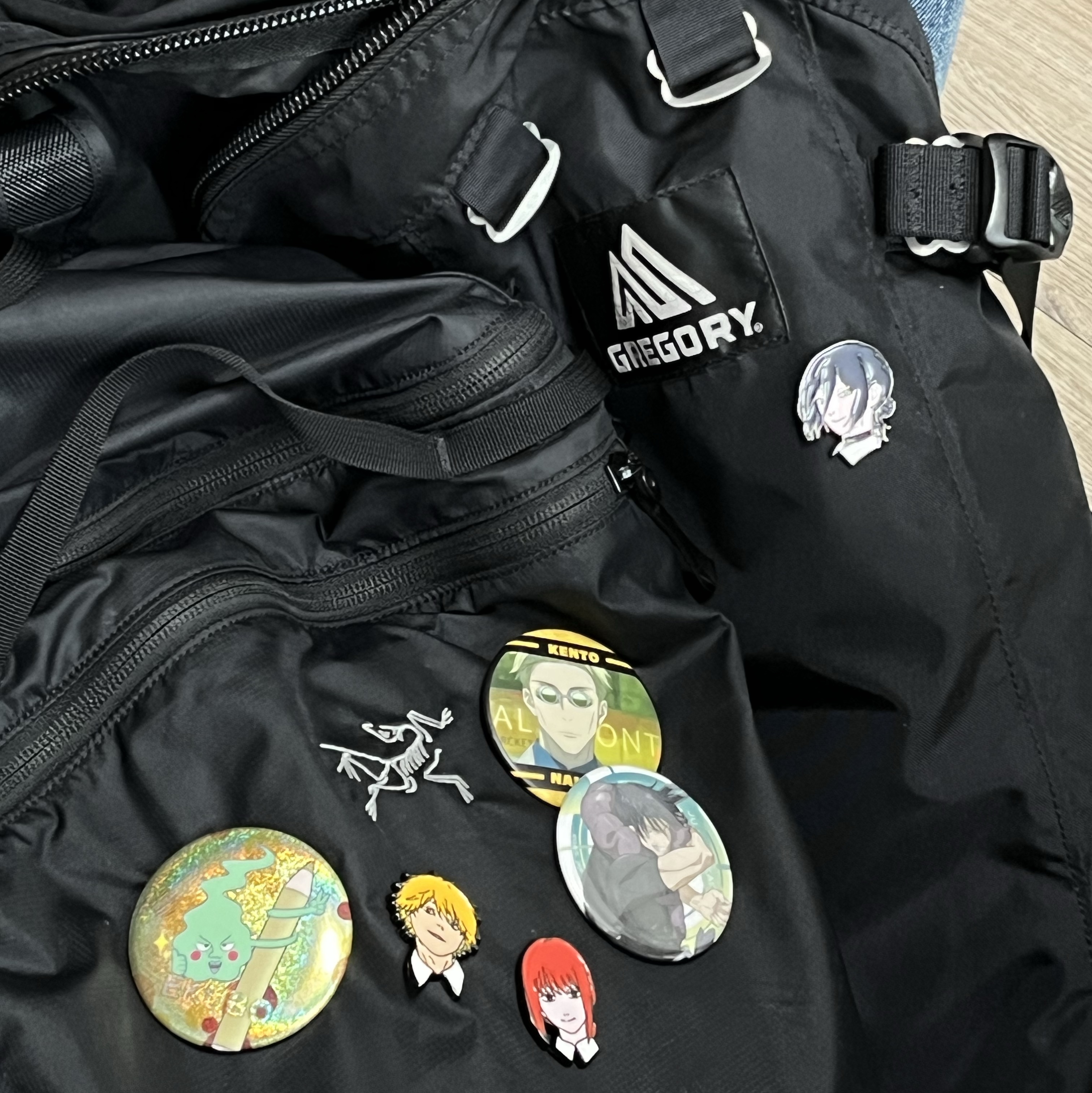 Chainsaw Man - The Movie: Reze Arc Metal Badge Set (Set of 3), Arc'teryx Heliad 15 Backpack Black 착용 스타일