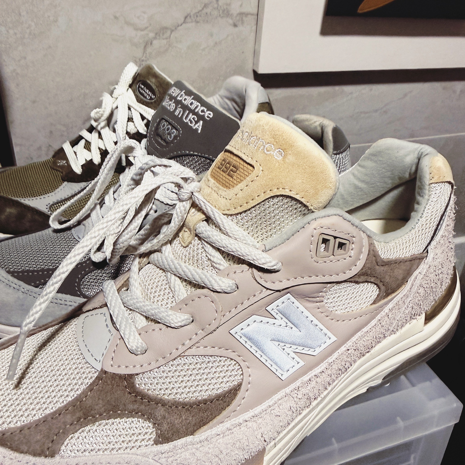New Balance 992 Made in USA Moonrock Mushroom, New Balance 993 Made in USA Grey - D Standard 착용 스타일 - 2