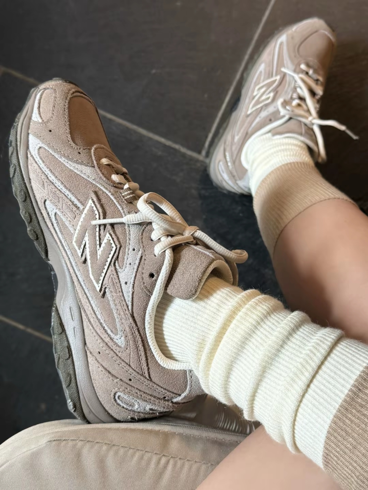 New Balance 204L Suede Mushroom Arid Stone 착용 스타일