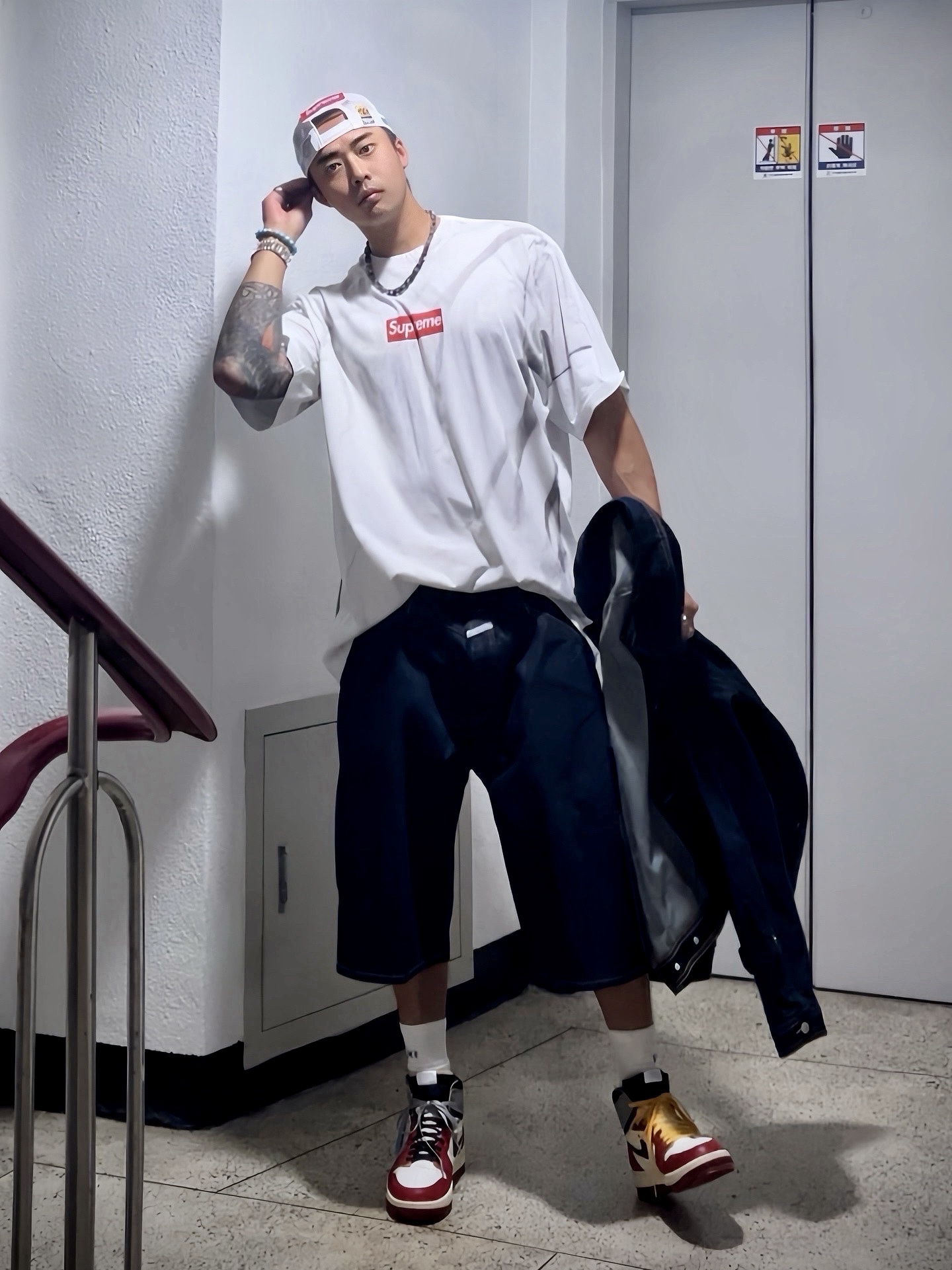 Supreme x SpongeBob SquarePants Jeff Hamilton Mesh Back 6-Panel Navy - 25SS, Supreme x MM6 Maison Margiela Box Logo T-Shirt White - 24SS 착용 스타일