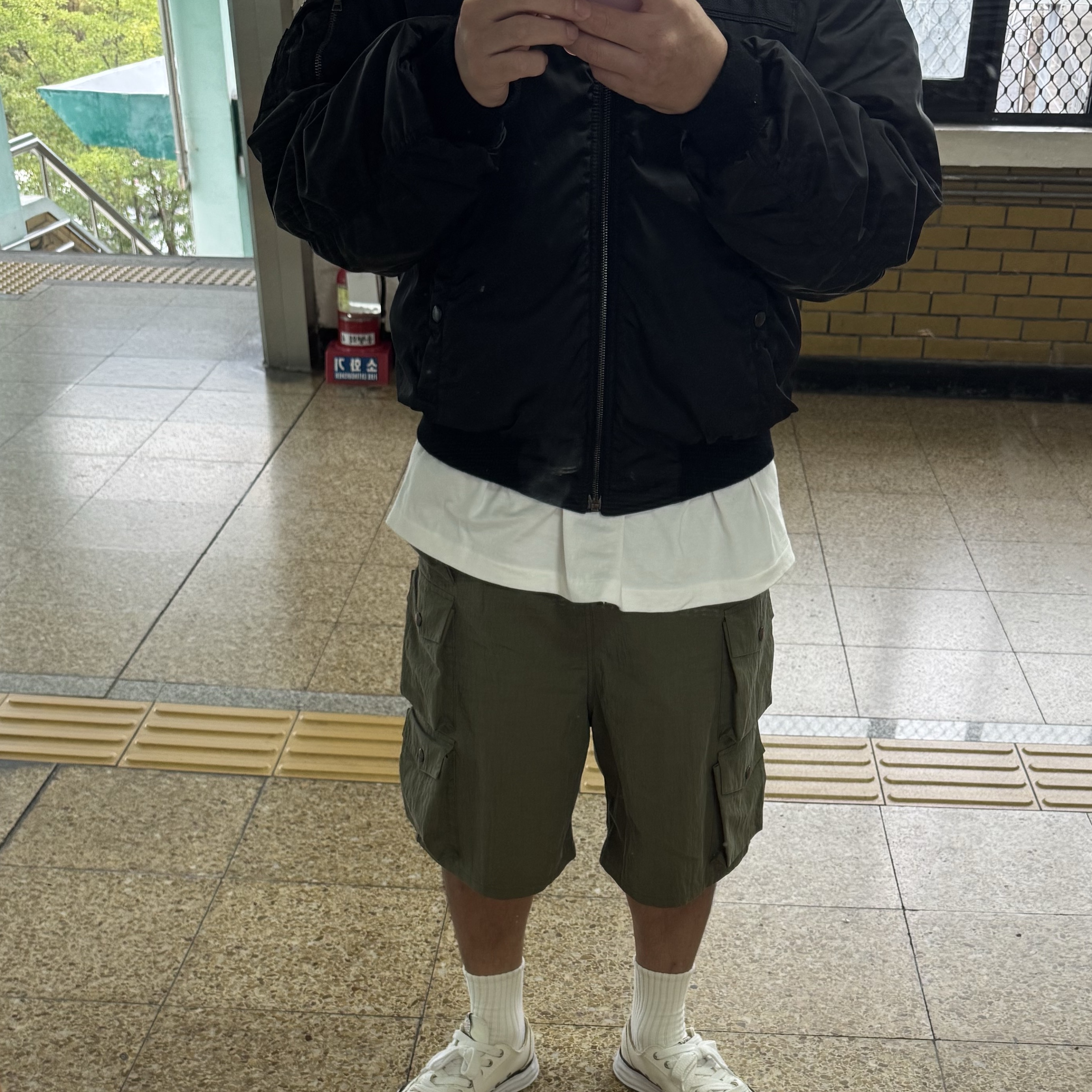 Maison Mihara Yasuhiro Peterson OG Sole Canvas Low Sneakers White, Kapital Ripstop Nam Shorts Khaki 착용 스타일