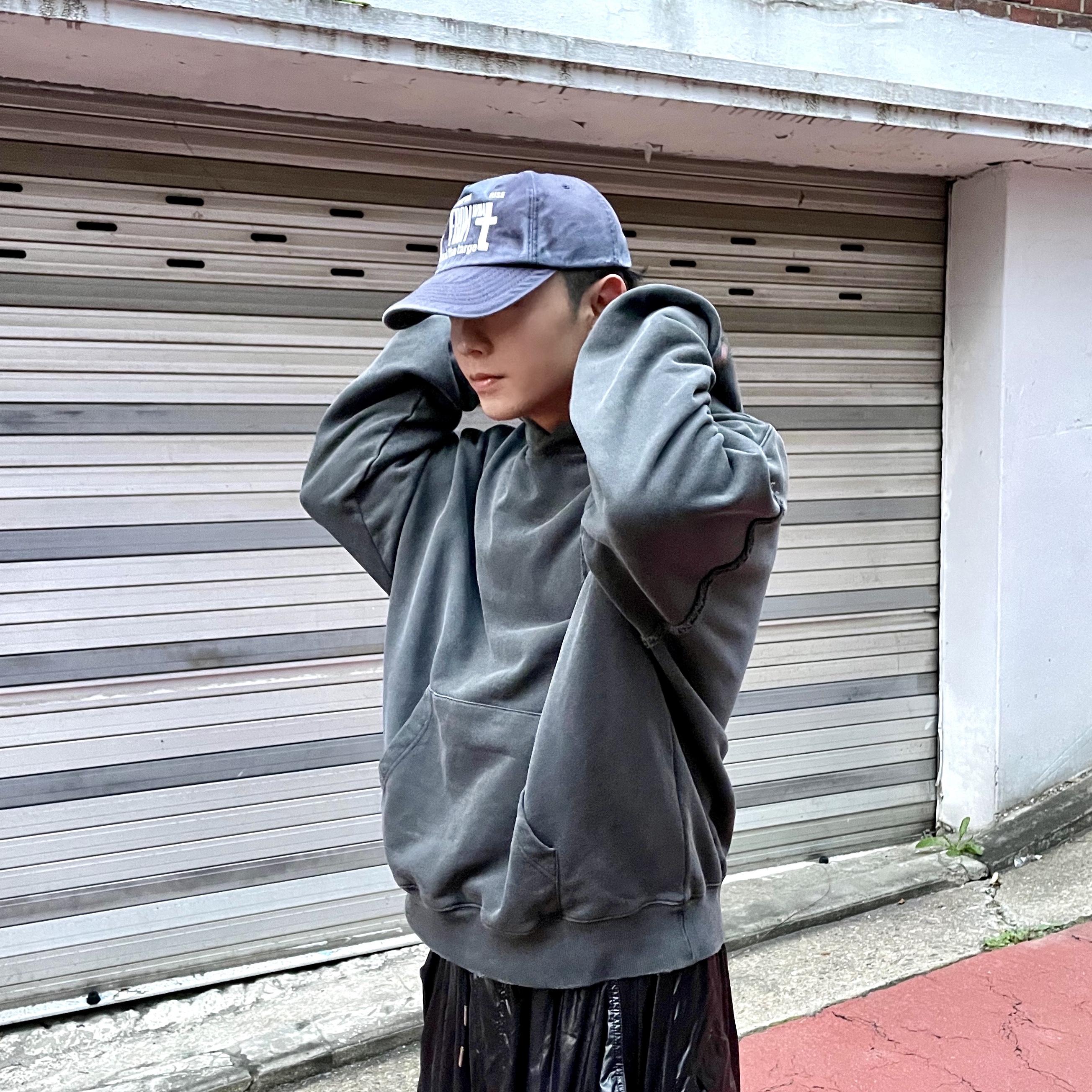 Covernat X Undermycar Destroyed Patch Hoodie Charcoal 착용 스타일 - 2