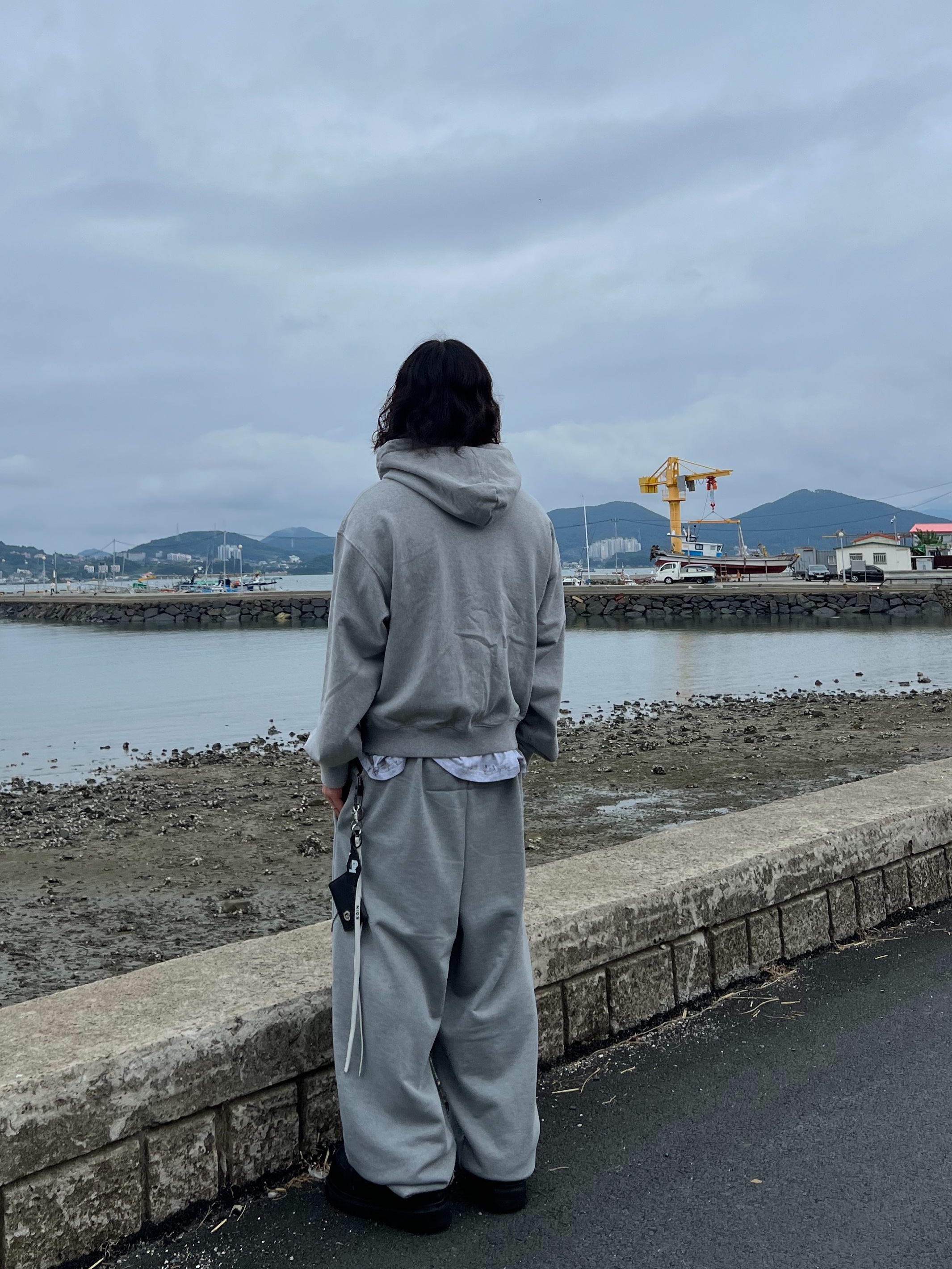 MJD x Koin Seoul Belted Heavy Sweat Baggy Pants Melange Grey, Gentle Monster Paranoyd 02 Silver Clear 착용 스타일 - 3