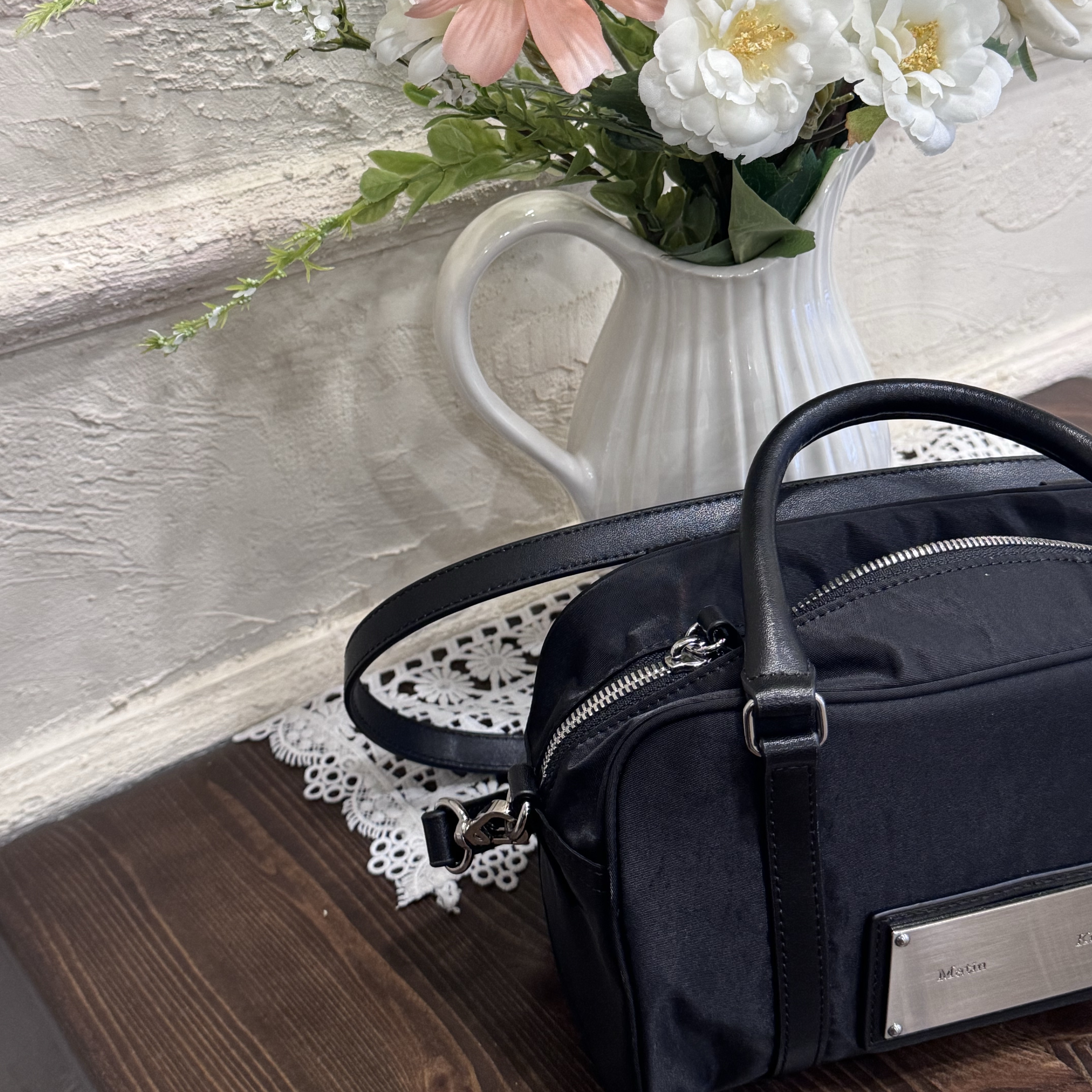Matin Kim Baby Sporty Tote Bag Black 착용 스타일