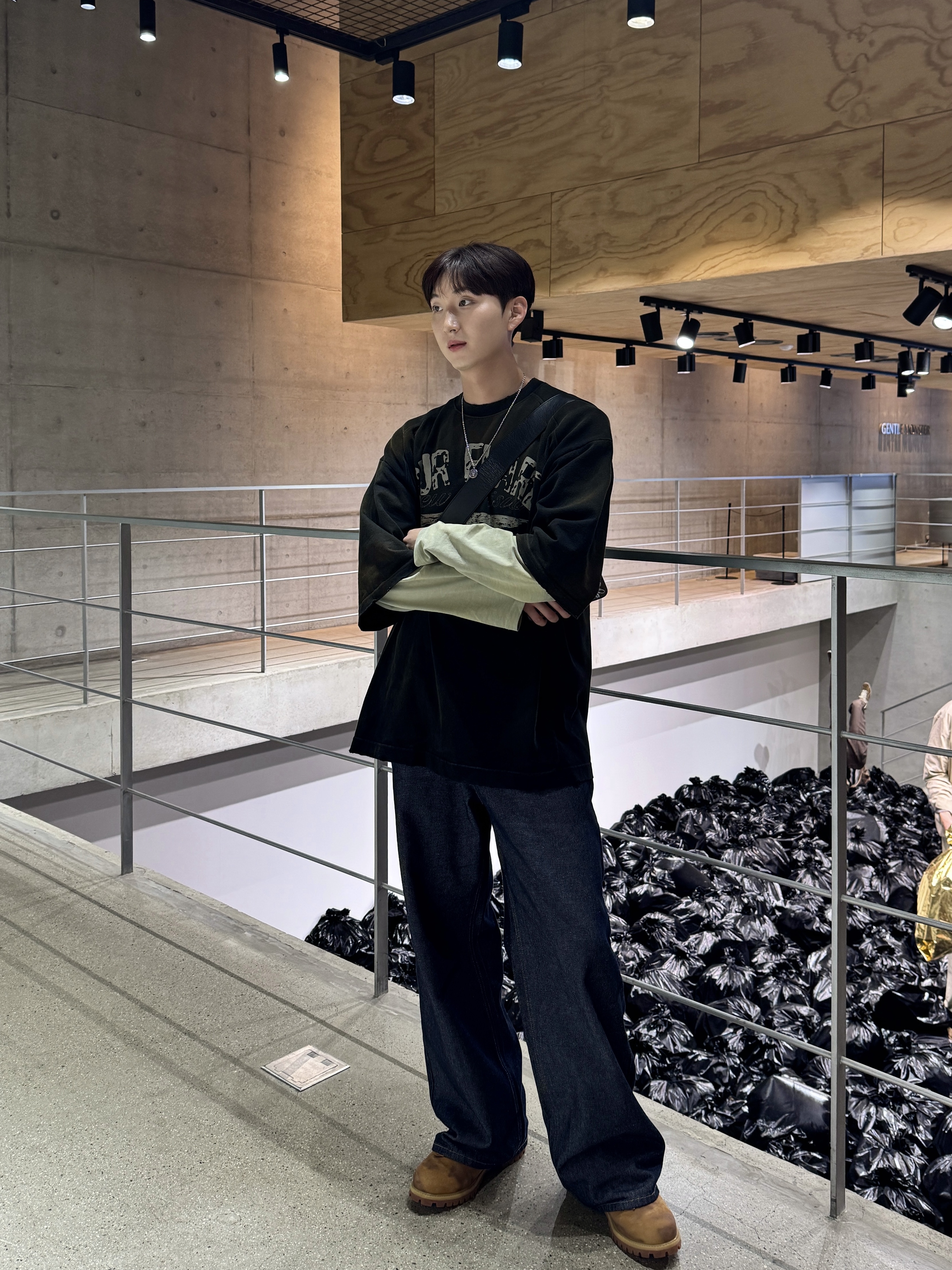 Balenciaga Hourglass XS Handbag Black, Our Legacy Borrowed Shirt Blackcurrant Parachute Poplin 착용 스타일 - 3
