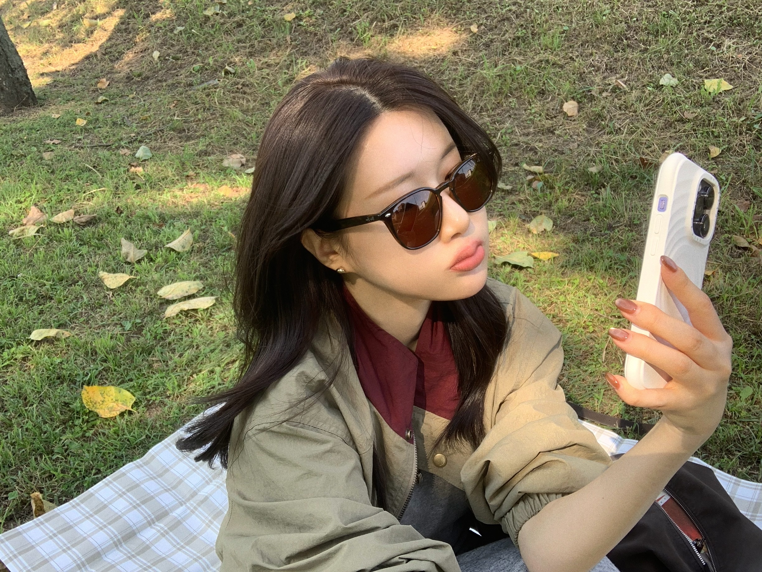 Casetify iPhone MagSafe Ripple Case White, Ray-Ban RB4258 Polished Light Havana Frame Dark Brown Classic B-15 Lenses Low Bridge Fit 착용 스타일