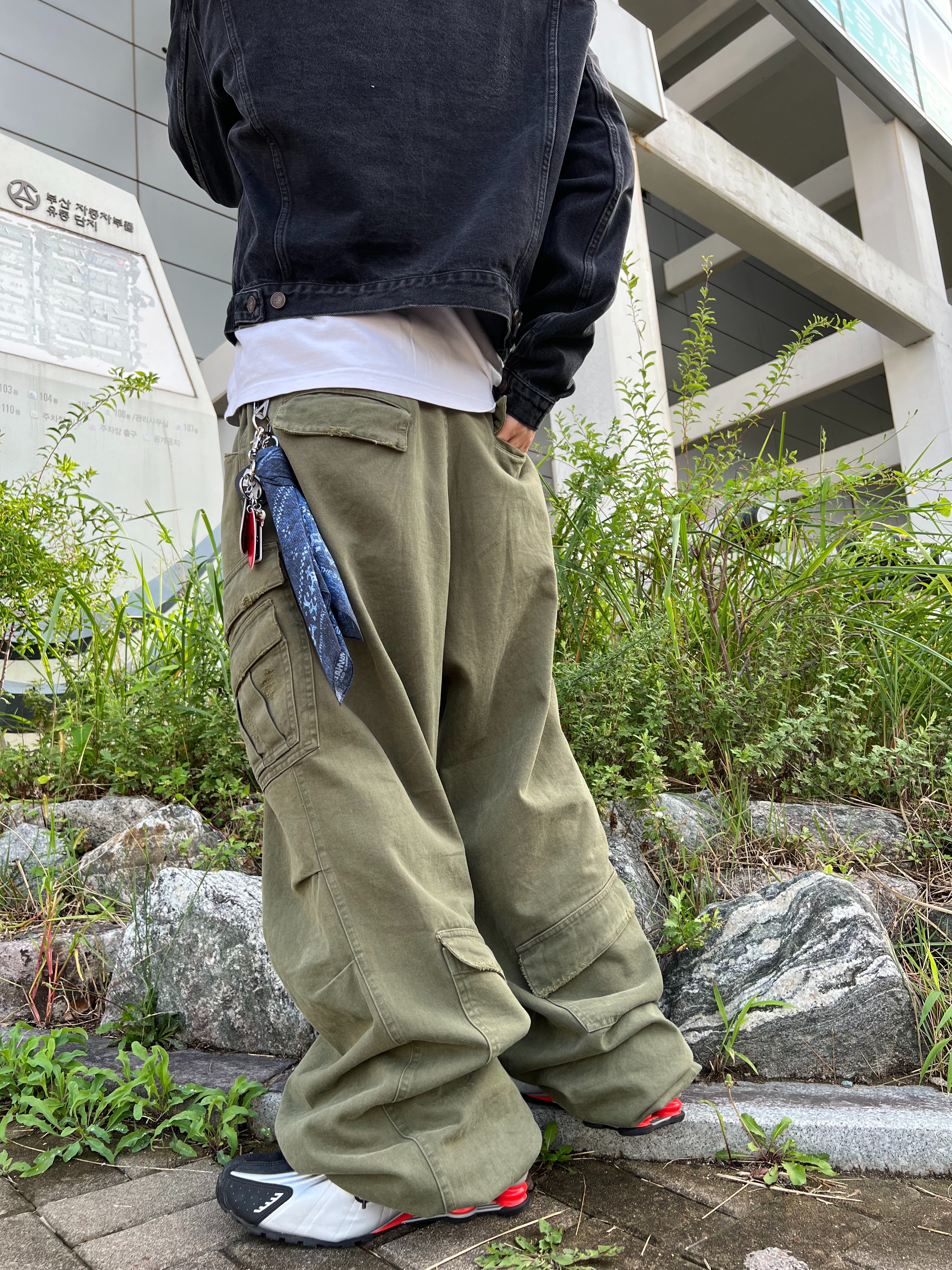 Nonnod Double Pocket Cargo Pants Vintage Khaki, Nike Shox R4 Metallic Silver Red 착용 스타일 - 8