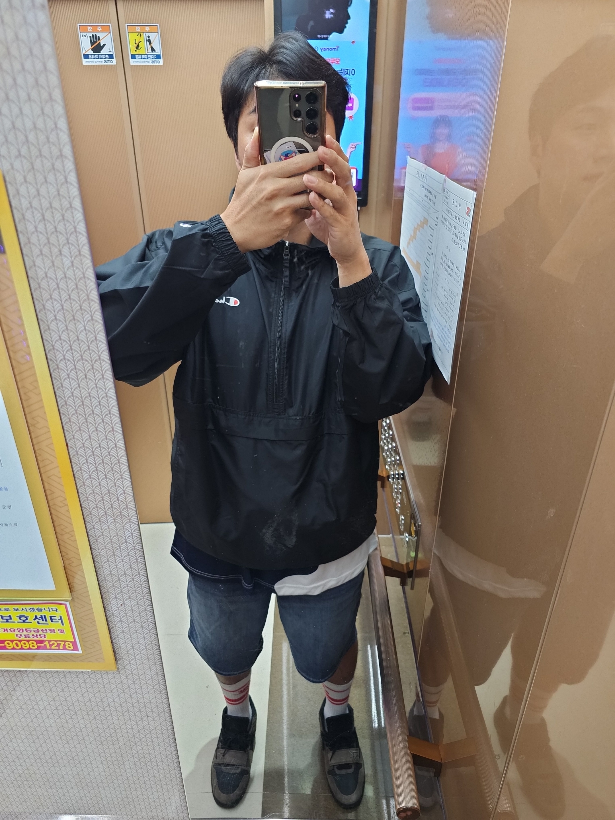 Nike NSW Everyday Essential Crew Socks White University Red (3 Pack/Korean Ver.), Jordan x Travis Scott Jumpman Jack TR Black and Dark Mocha 착용 스타일