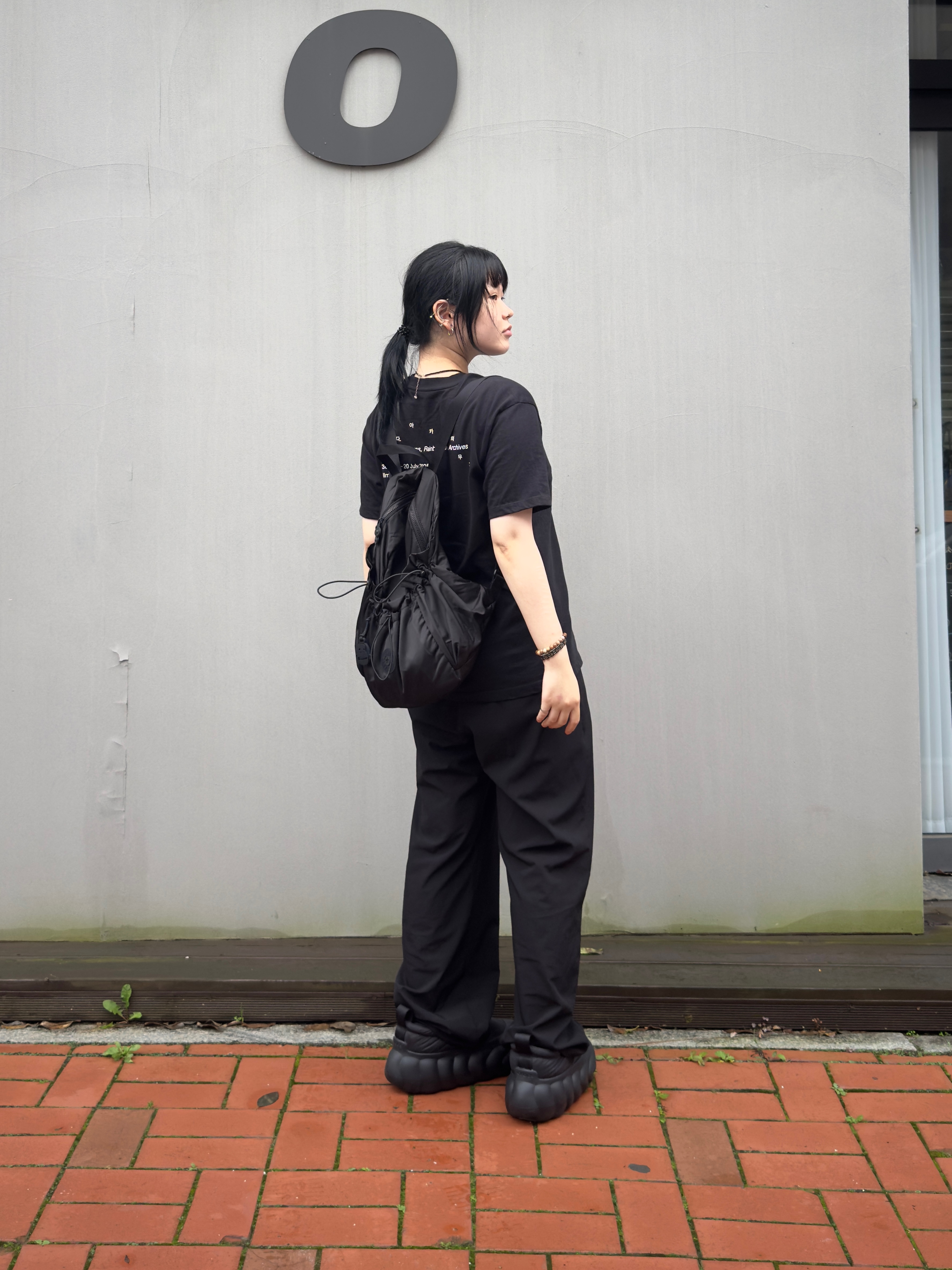 Crocs Overpuff Shorty Black, Post Archive Faction (Paf) T-Shirt Black - Ilmin Museum of Art Exclusive 착용 스타일 - 1