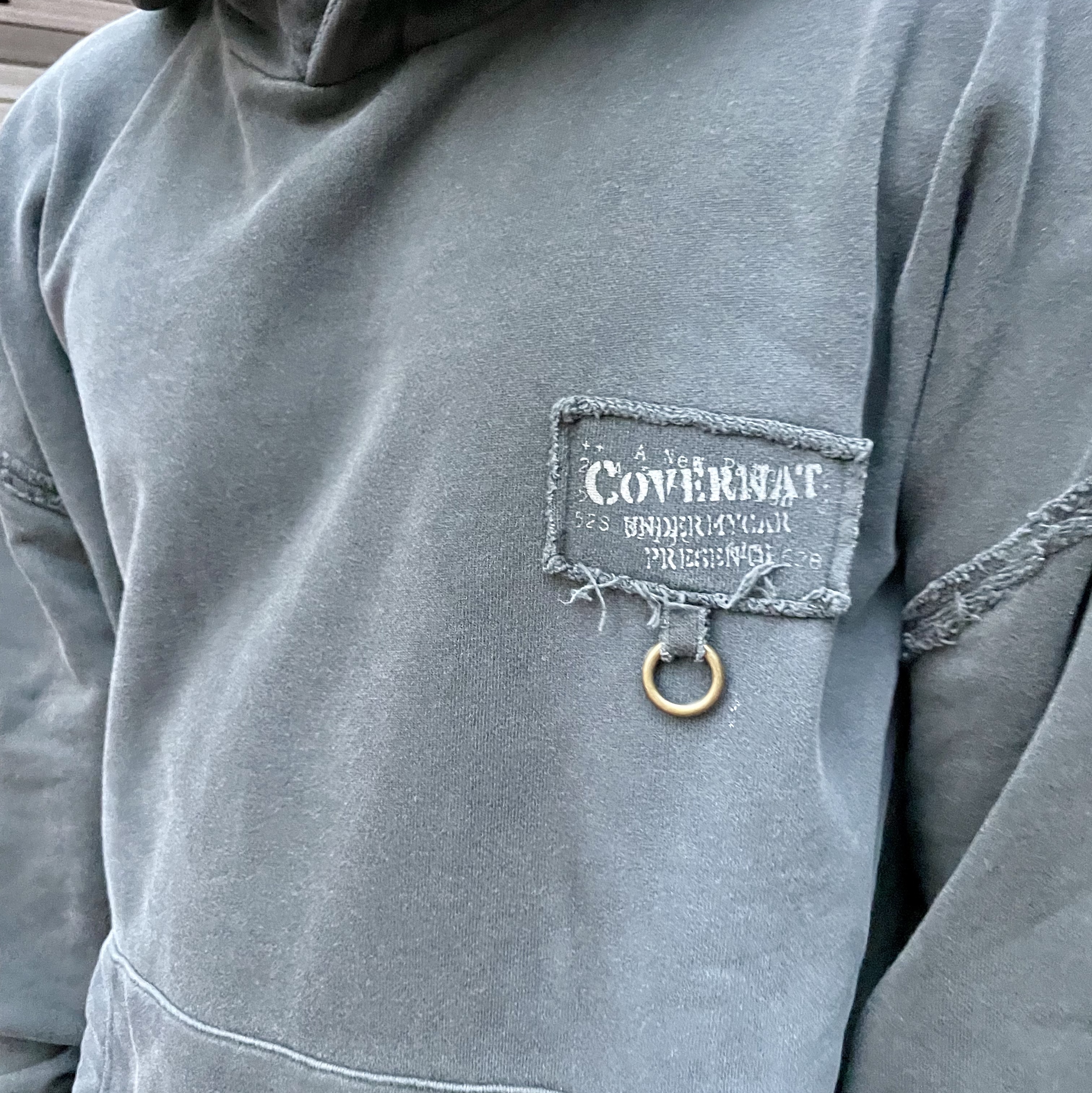 Covernat X Undermycar Destroyed Patch Hoodie Charcoal 착용 스타일 - 3