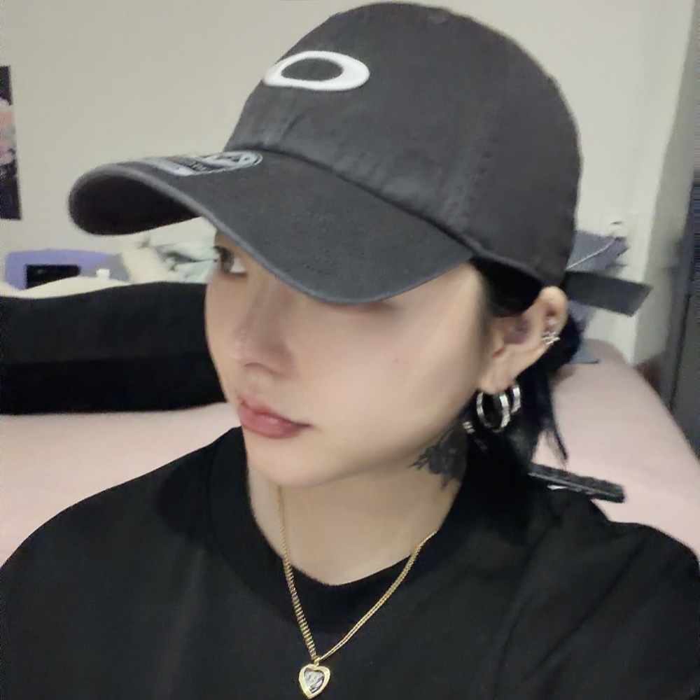 Oakley Remix Dad Hat Blackout 착용 스타일 - 1