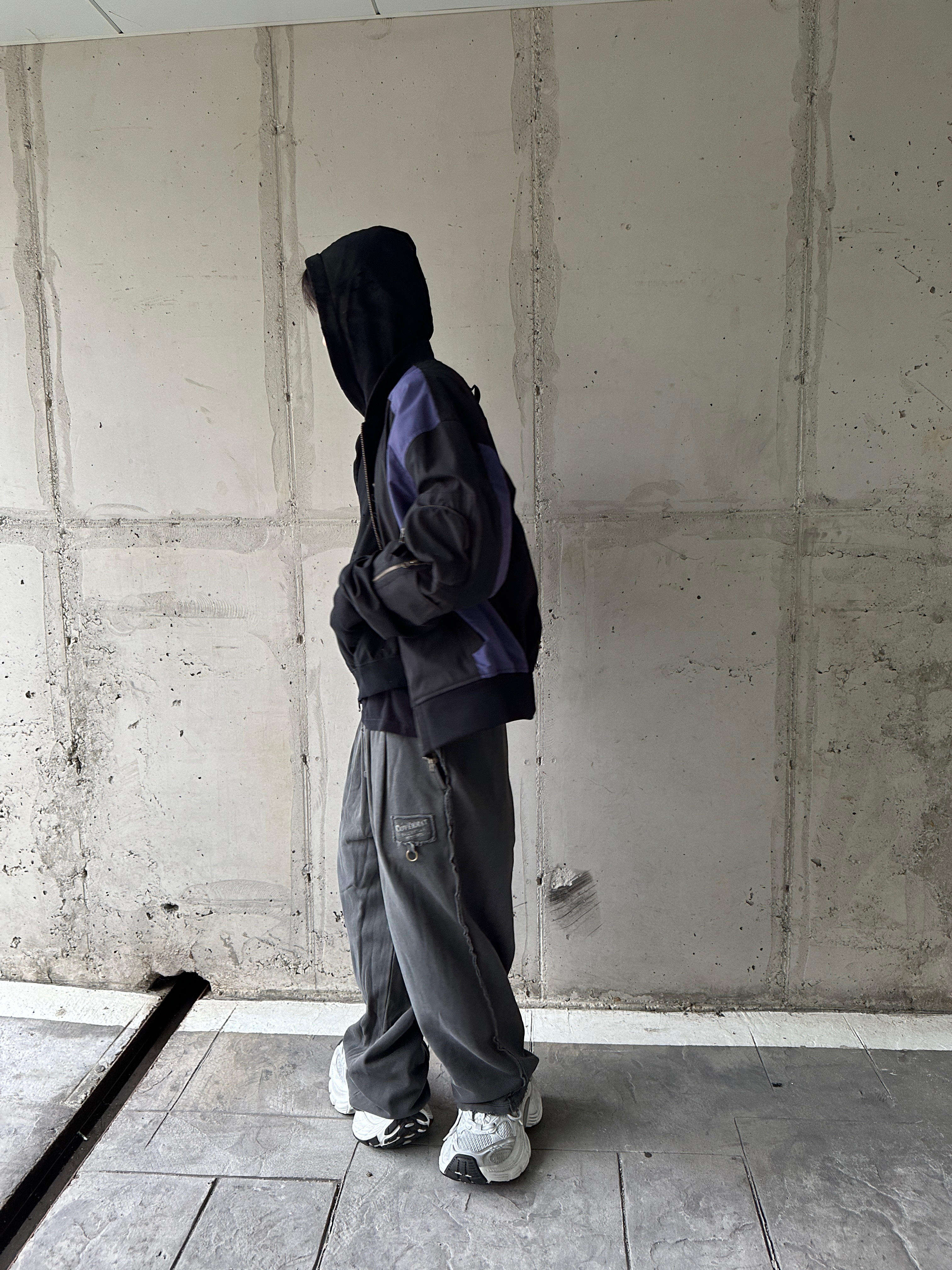 Covernat X Undermycar Destroyed Patch Sweatpants Charcoal 착용 스타일 - 1