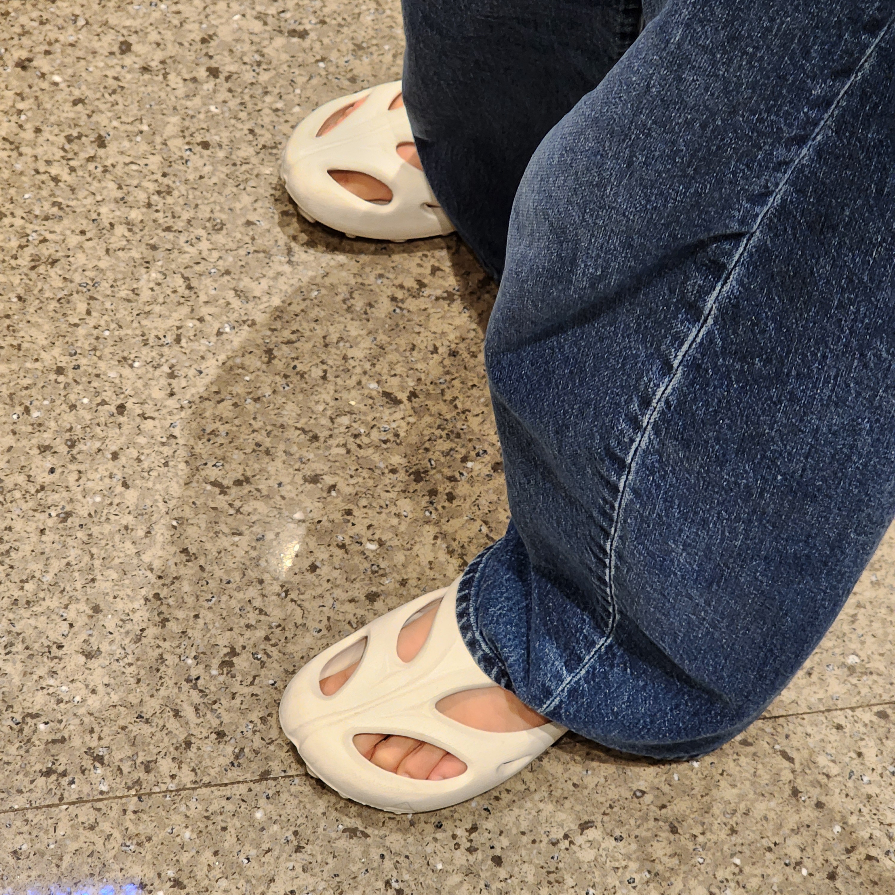 (W) Keen Shanti Clog White Latte 착용 스타일