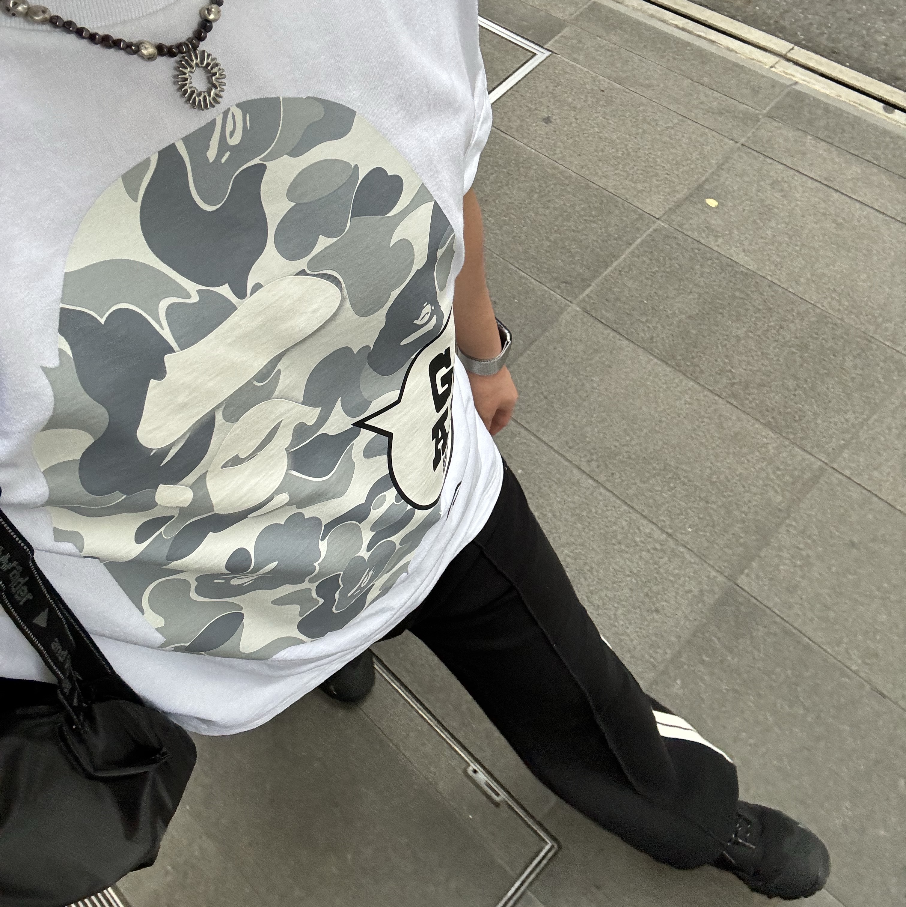 BAPE Store Harajuku Camo College T-Shirt White, BAPE Store Harajuku Camo College T-Shirt Black 착용 스타일