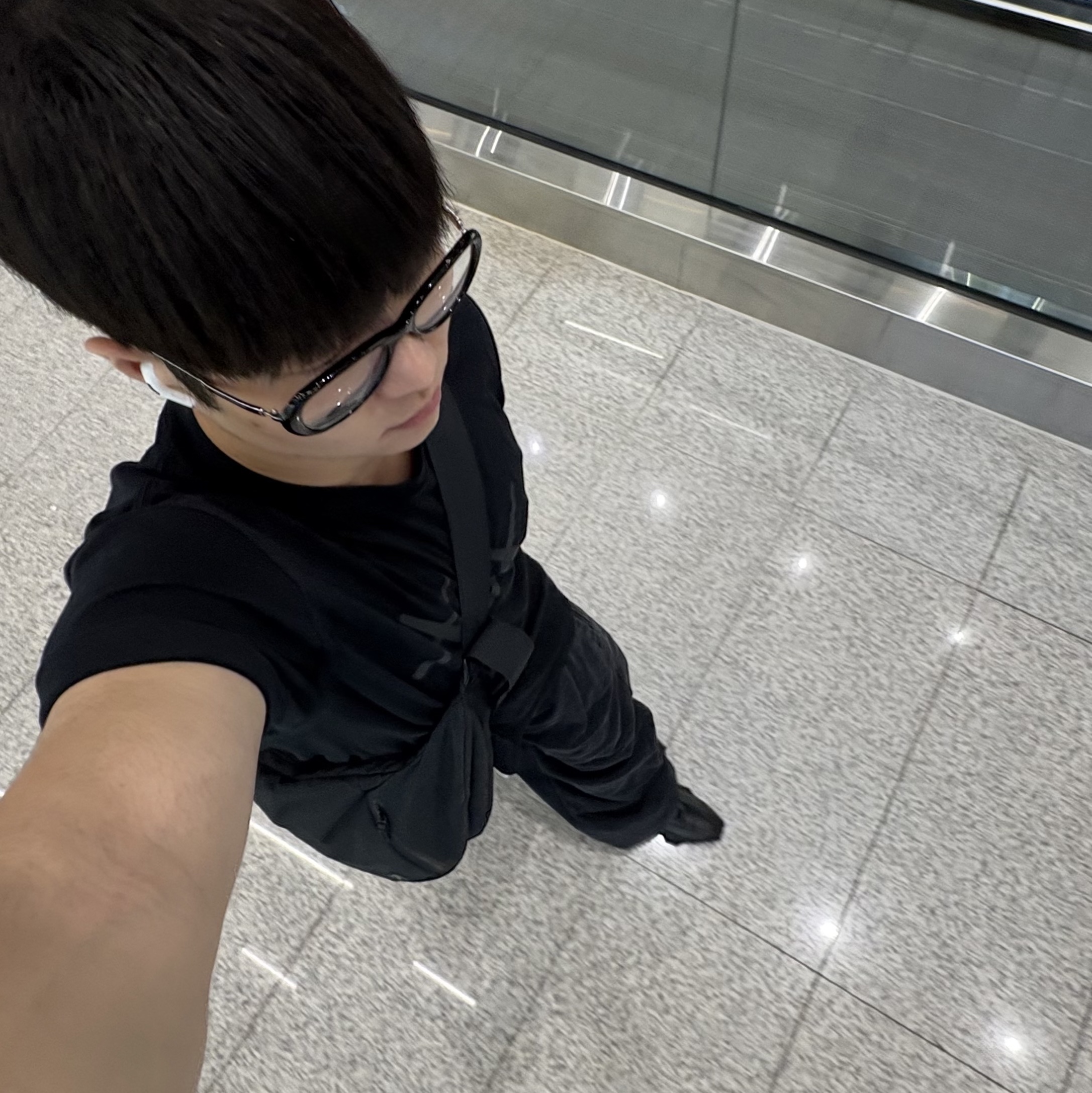 Uniqlo UT x Kaws x Warhol S/S Graphic T-Shirt D Black, Gentle Monster x Maison Margiela MM215 Black Clear 착용 스타일 - 1