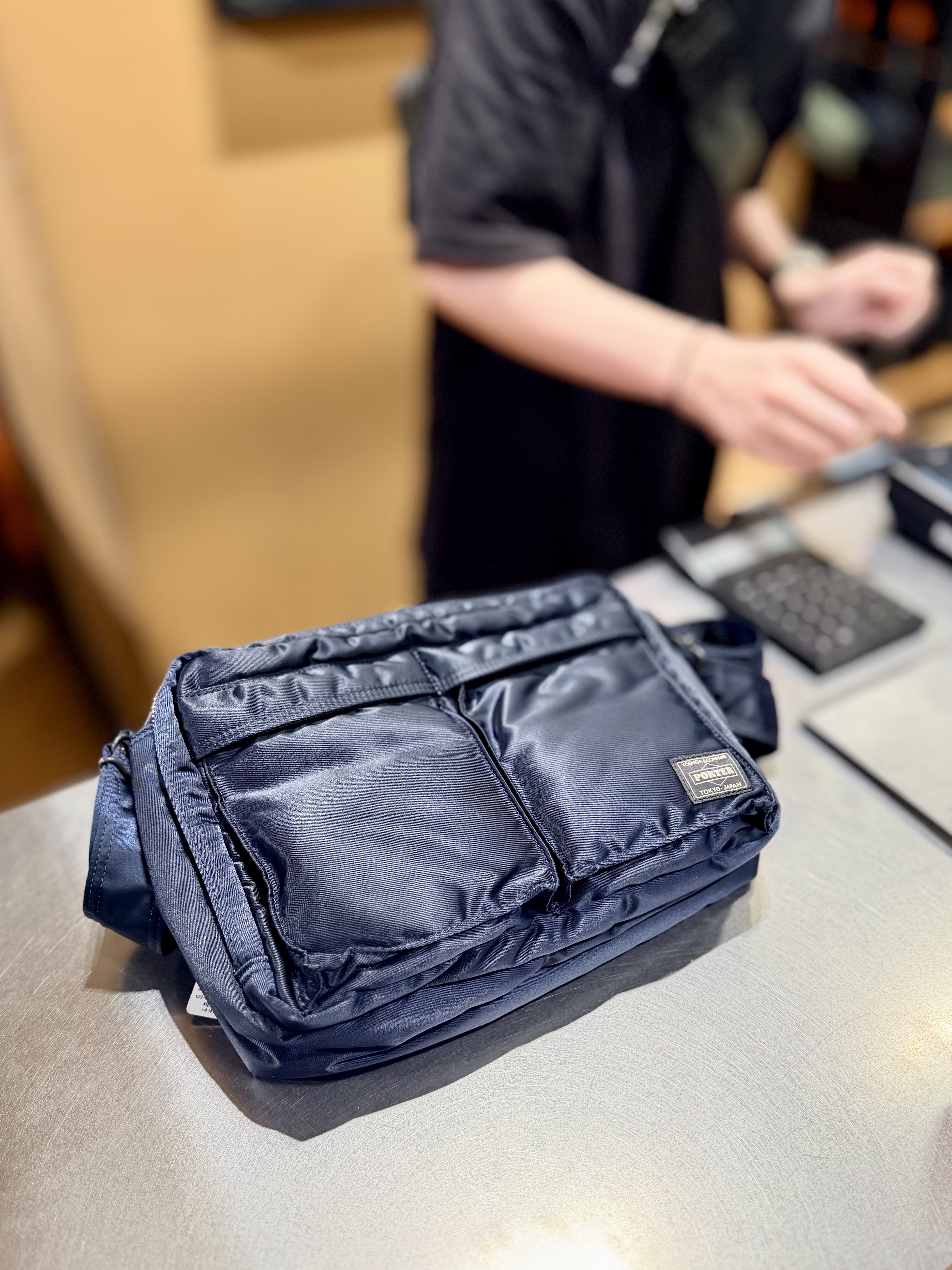 Porter Tanker Shoulder Bag L Iron Blue, Porter Tanker Shoulder Bag S Iron Blue 착용 스타일 - 1