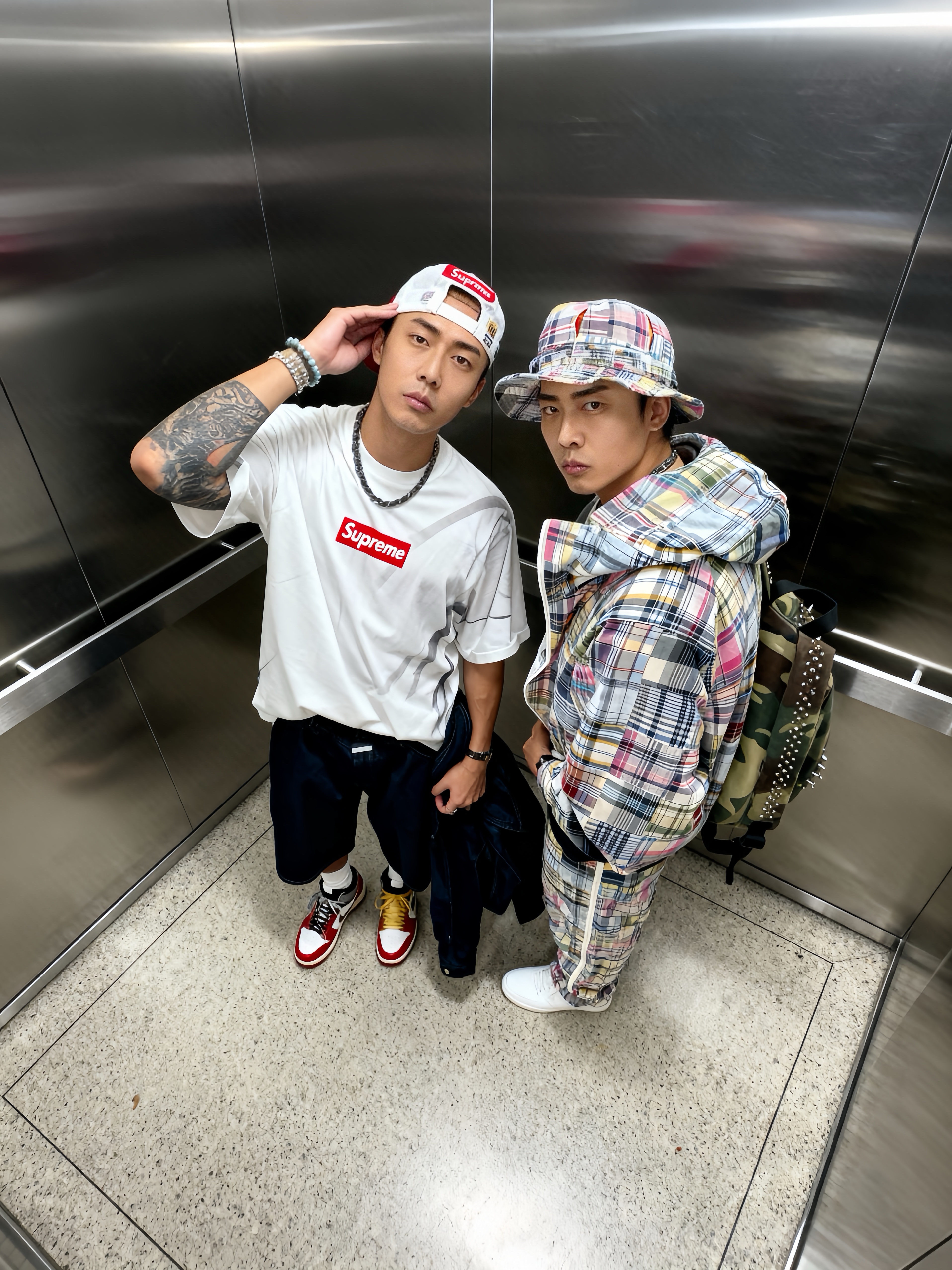 Supreme x SpongeBob SquarePants Jeff Hamilton Mesh Back 6-Panel Navy - 25SS, Supreme x MM6 Maison Margiela Box Logo T-Shirt White - 24SS 착용 스타일 - 1