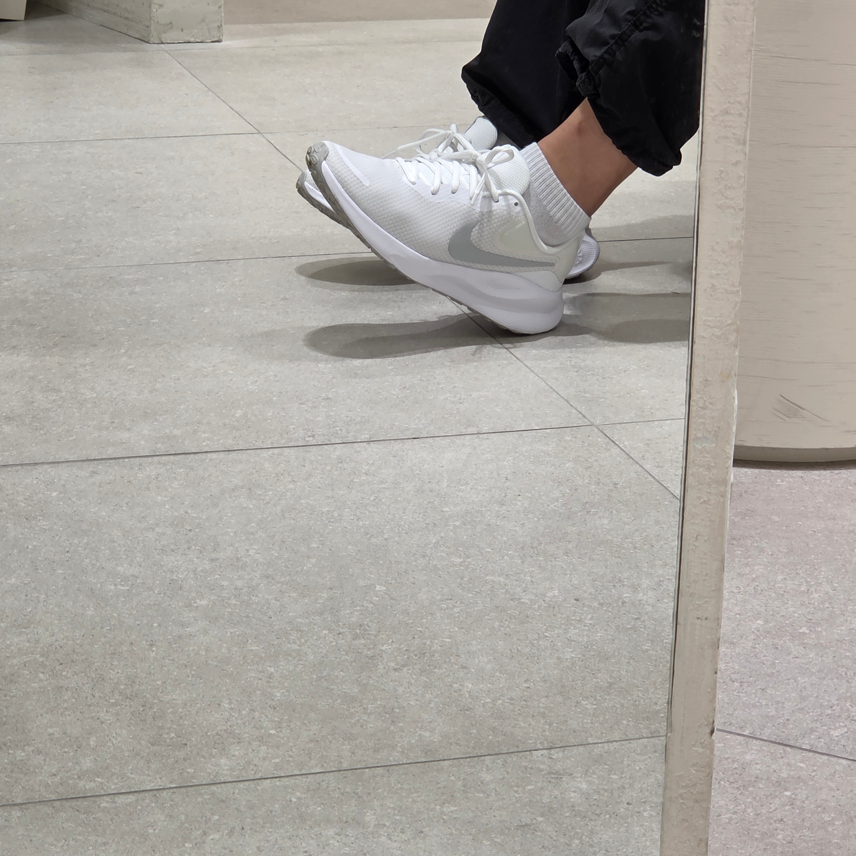 Nike Revolution 7 White 착용 스타일