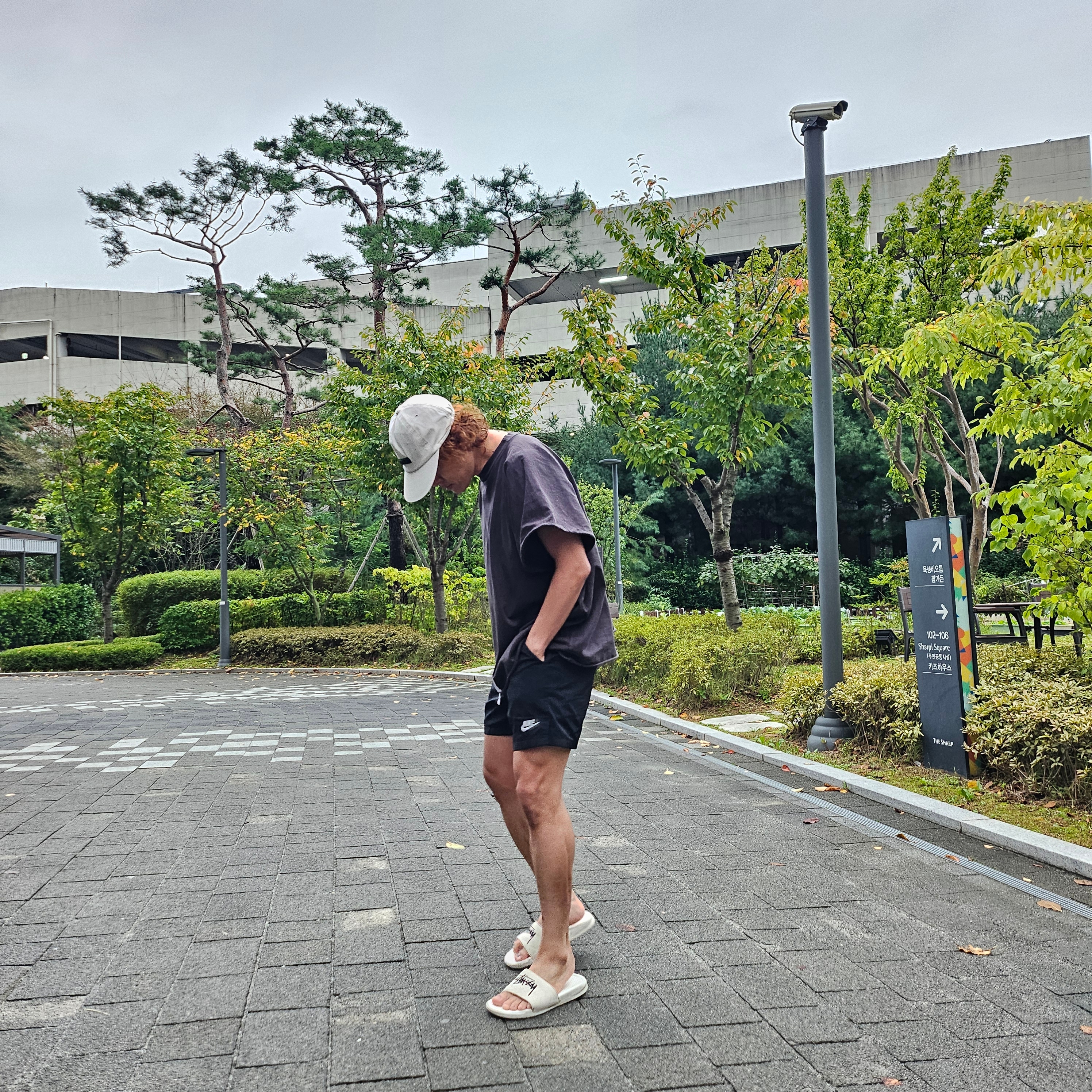 Essentials Baseball Hat Cloud Dancer - 23FW, Yeezy One Box T-Shirt Black 착용 스타일 - 1
