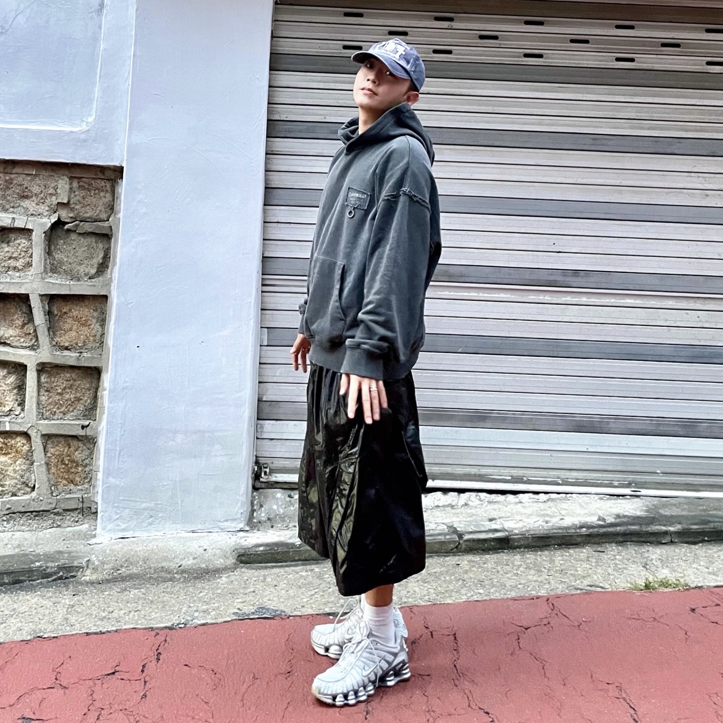 Covernat X Undermycar Destroyed Patch Hoodie Charcoal 착용 스타일 - 5