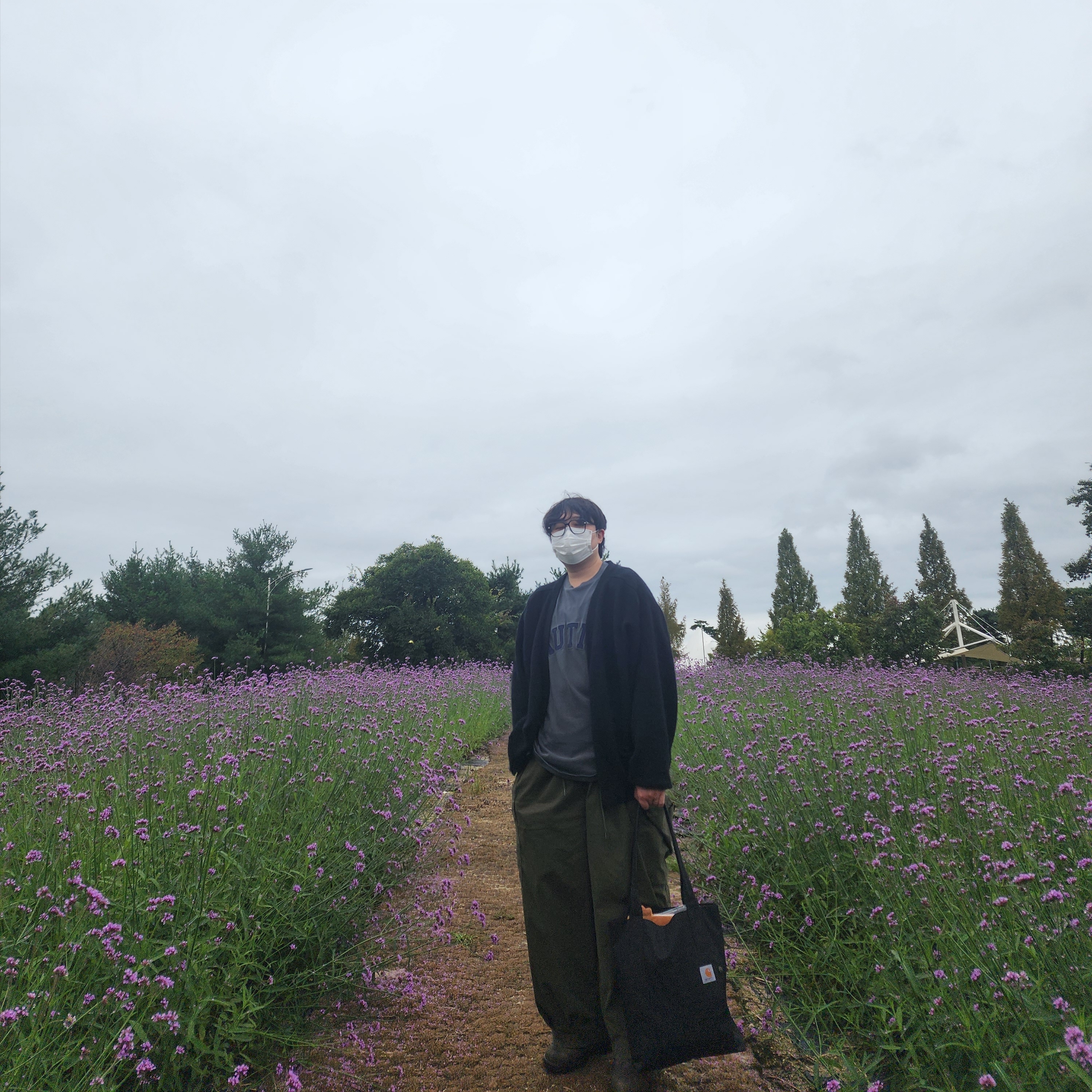 Blundstone Classic 585 Chelsea Boots Rustic Brown, Gentle Monster Jeff 01 Black 착용 스타일 - 3