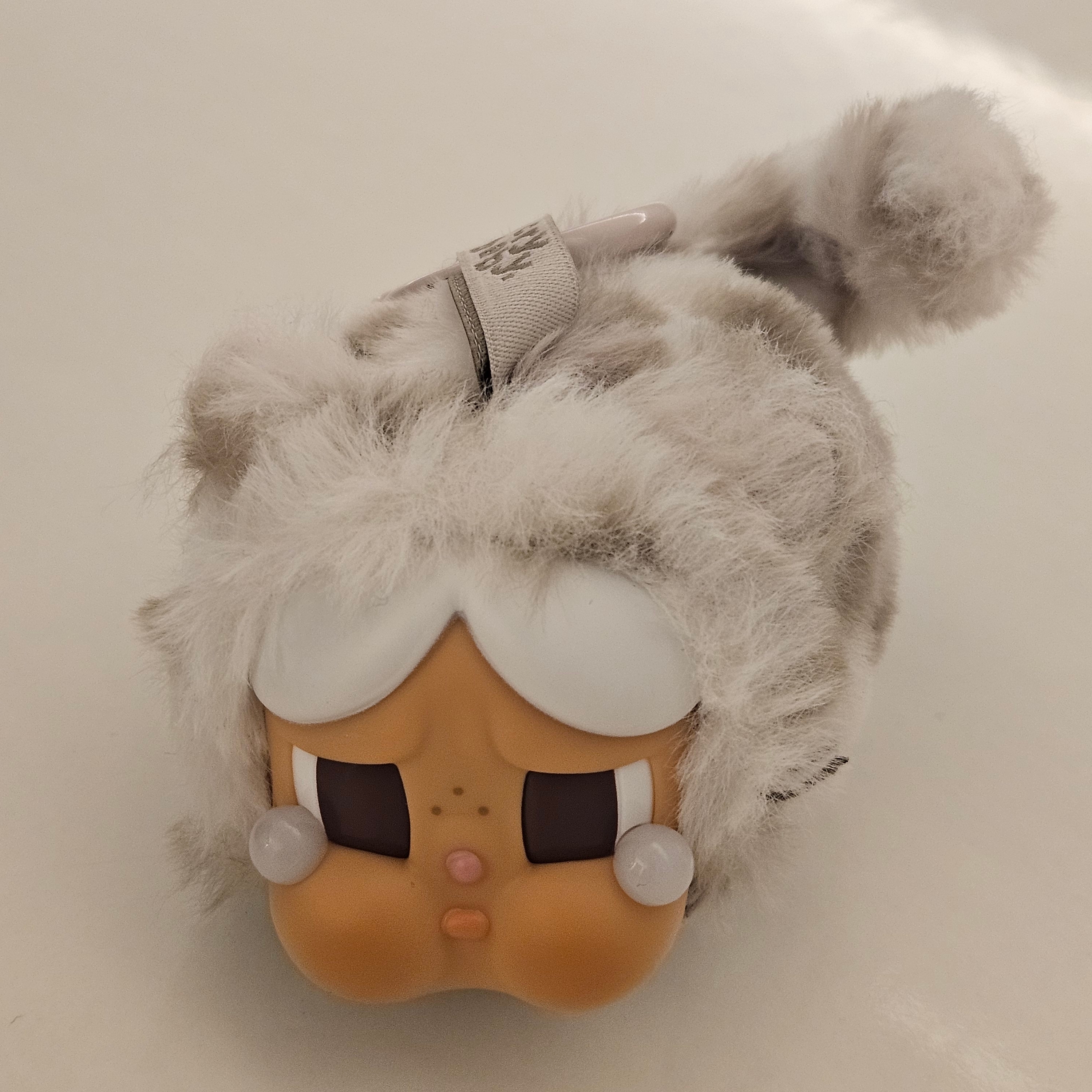 Pop Mart Crybaby Wild But Cutie Series Vinyl Plush Pendant (1 Blind Box), Pop Mart Crybaby Wild But Cutie Series Vinyl Plush Pendant Vanilla Cutie (Opened Case) 착용 스타일