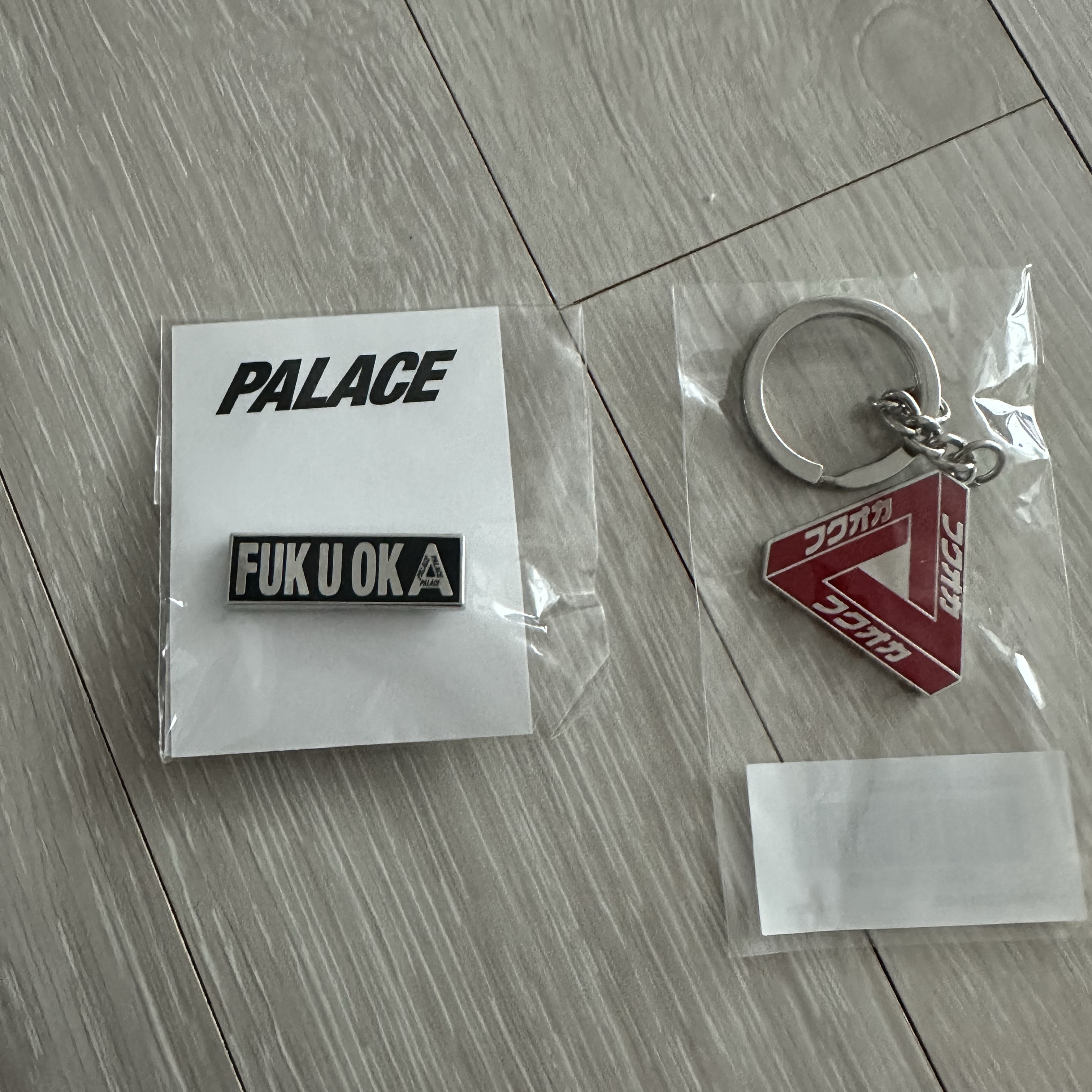 Palace Fukuoka Pin Badge Black - 25FW, Palace Fukuoka Keyring Red - 25FW 착용 스타일