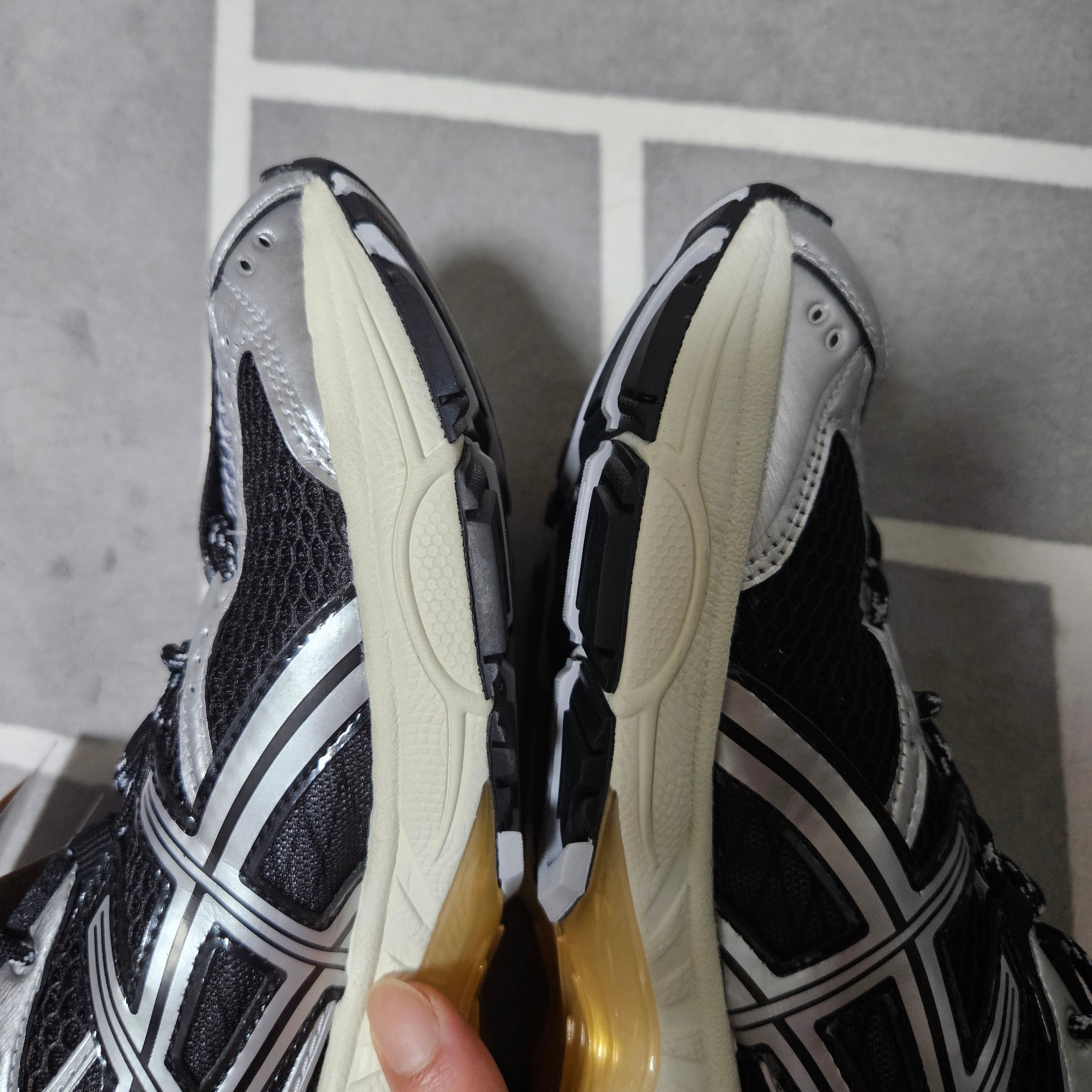 Asics Gel-Nimbus 10.1 Piedmont Grey Pure Silver 착용 스타일 - 1