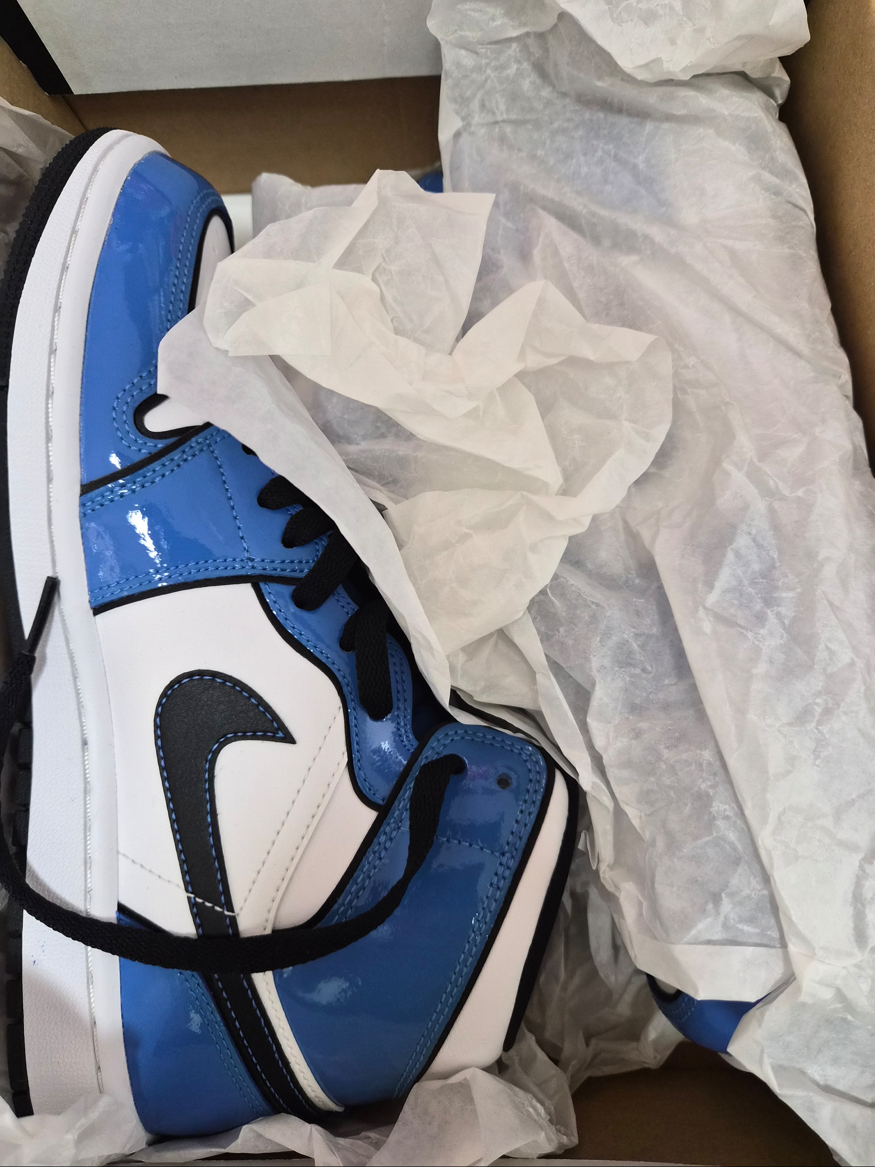 Jordan 1 Mid SE Signal Blue 착용 스타일