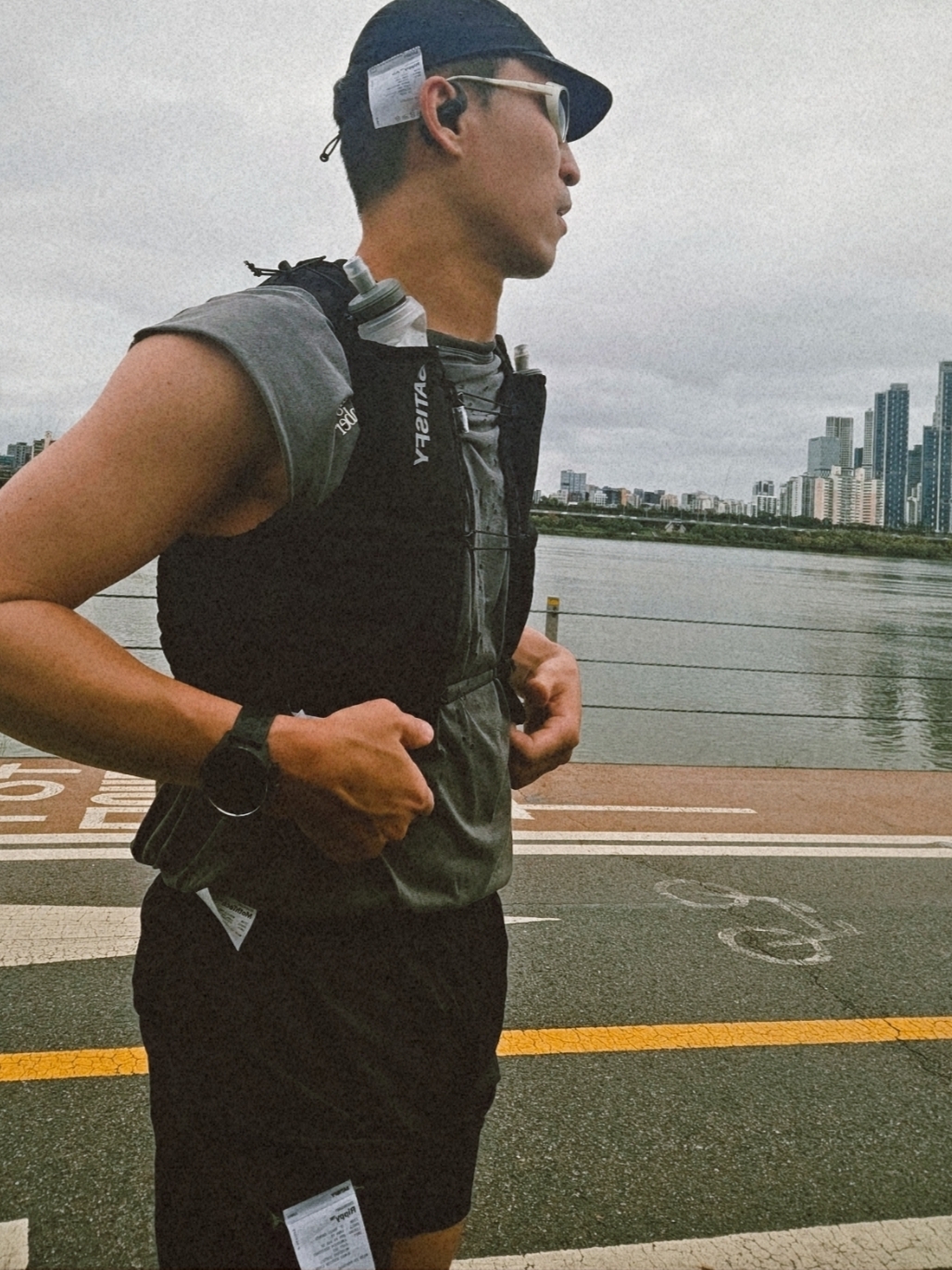 Satisfy Justice Cordura 5L Hydration Vest Black, Satisfy Re-Possessed Rippy Trail Cap Black 착용 스타일