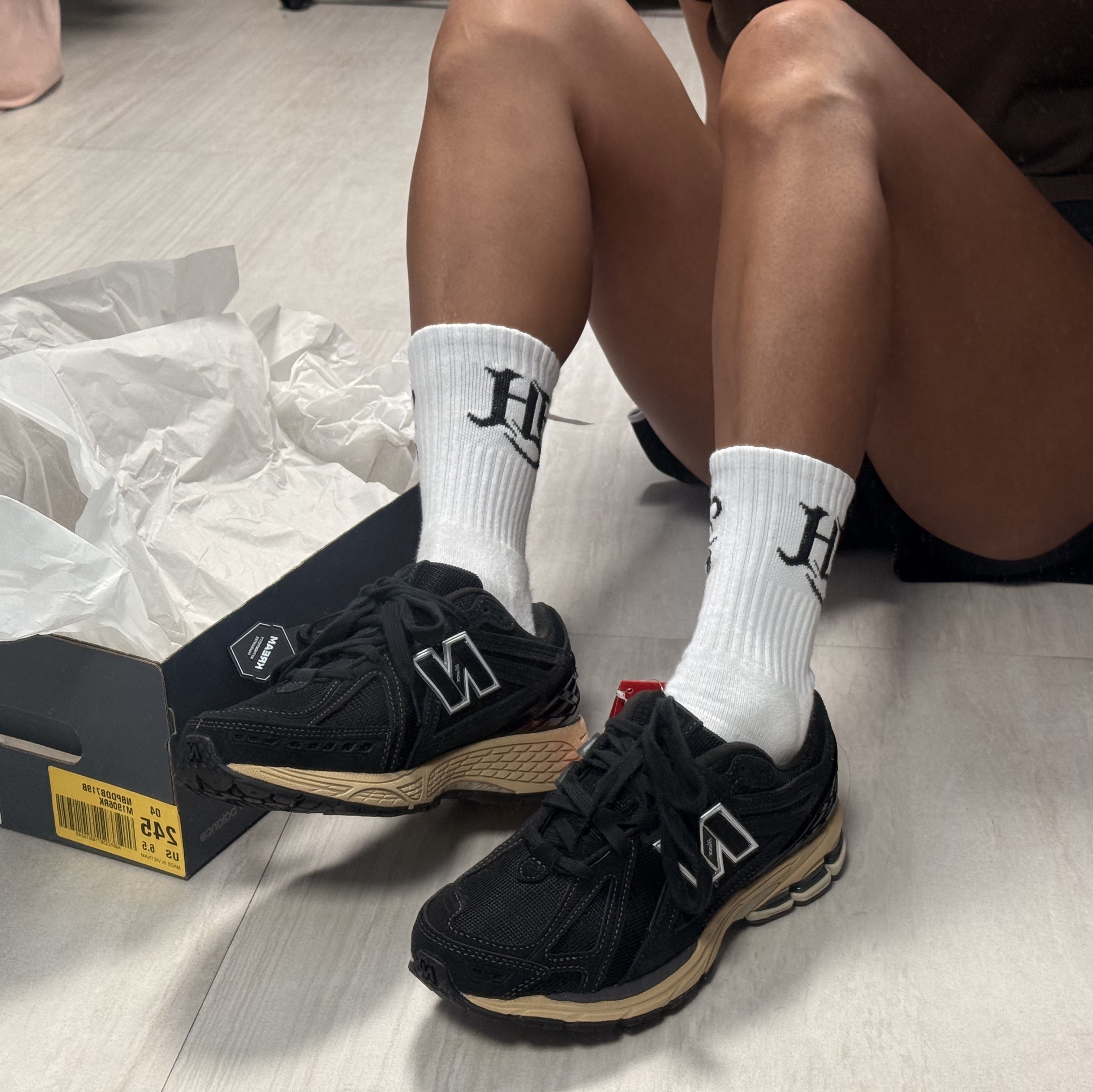 New Balance 1906R Black Taos Taupe 착용 스타일 - 2