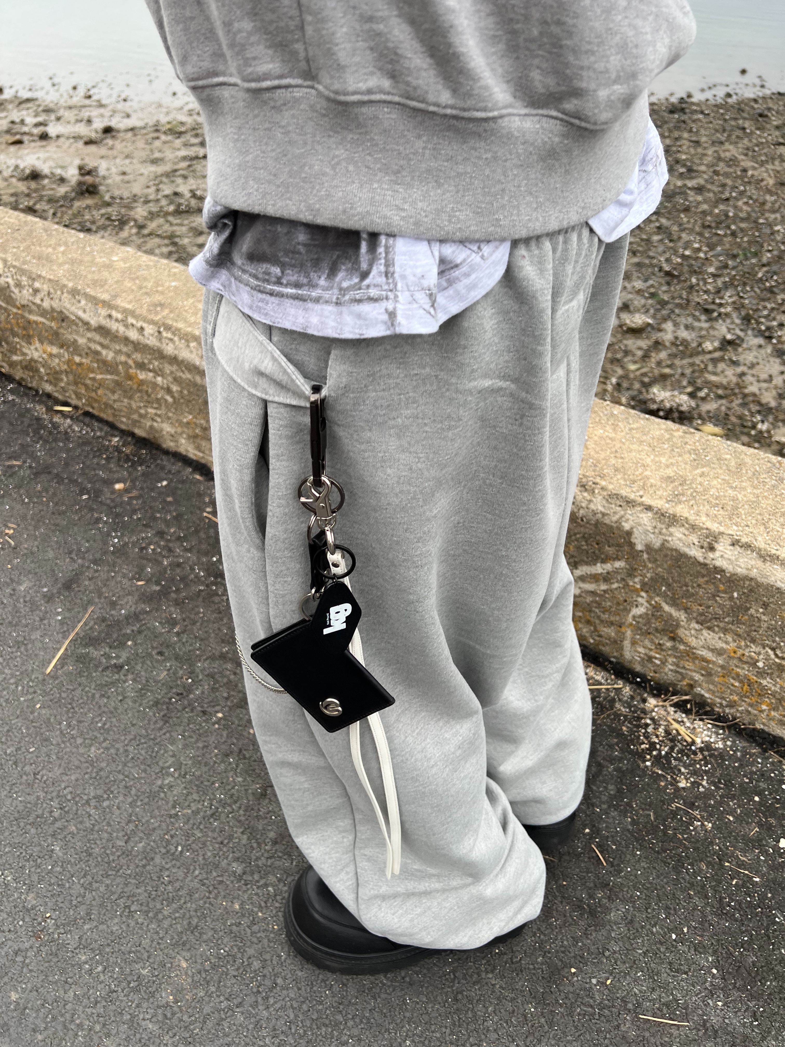 MJD x Koin Seoul Belted Heavy Sweat Baggy Pants Melange Grey, Gentle Monster Paranoyd 02 Silver Clear 착용 스타일 - 6