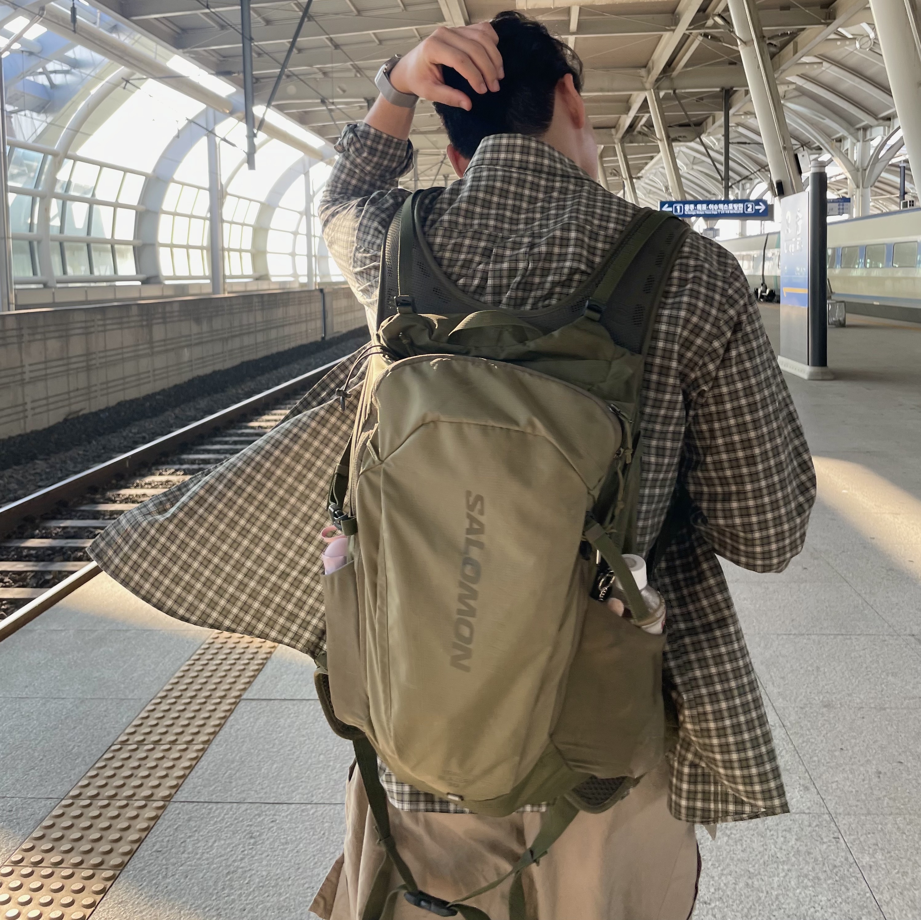 Salomon Trailblazer 30 Martini Olive, Casio MTP-1183A-7A 착용 스타일