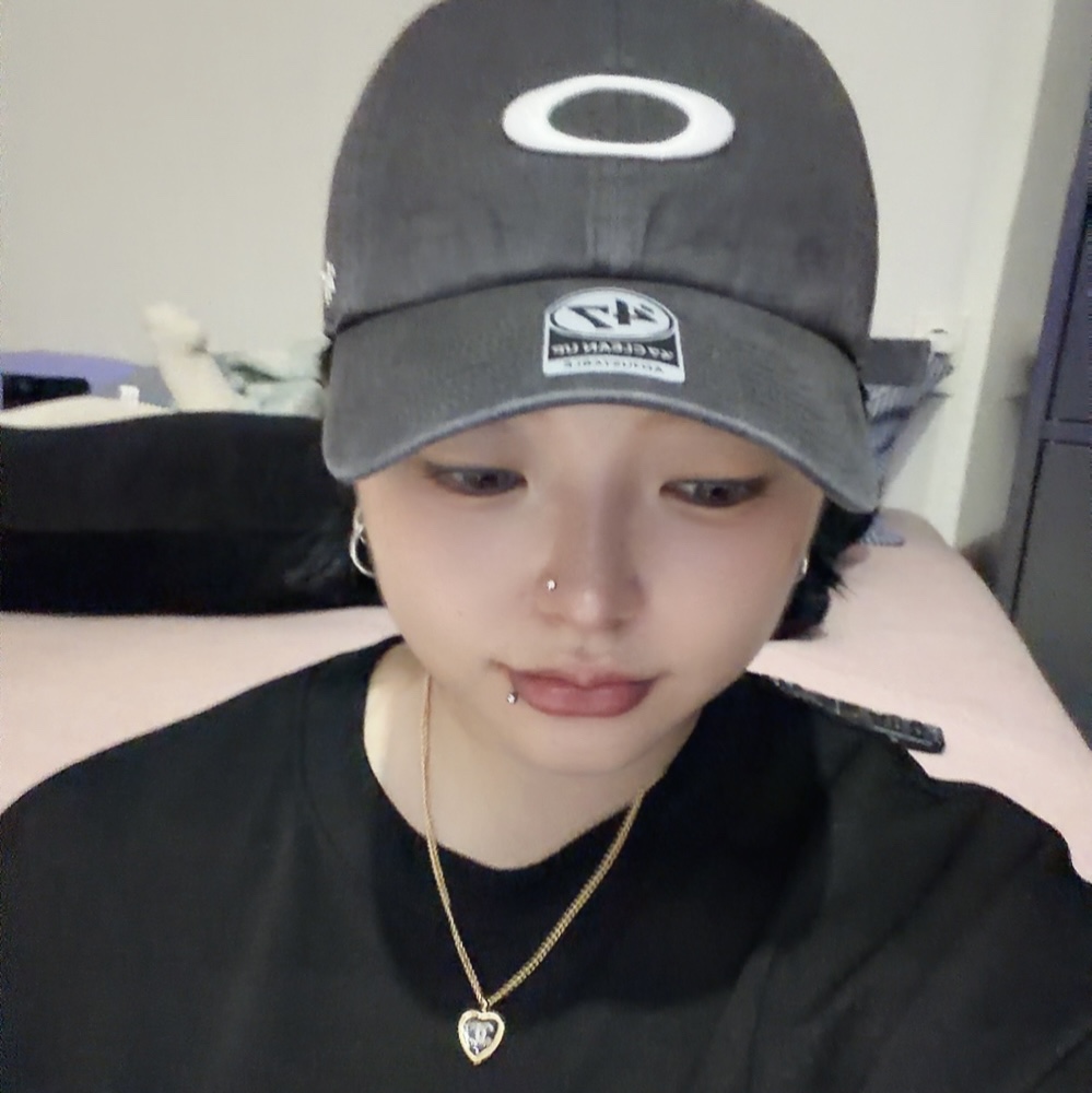 Oakley Remix Dad Hat Blackout 착용 스타일 - 2