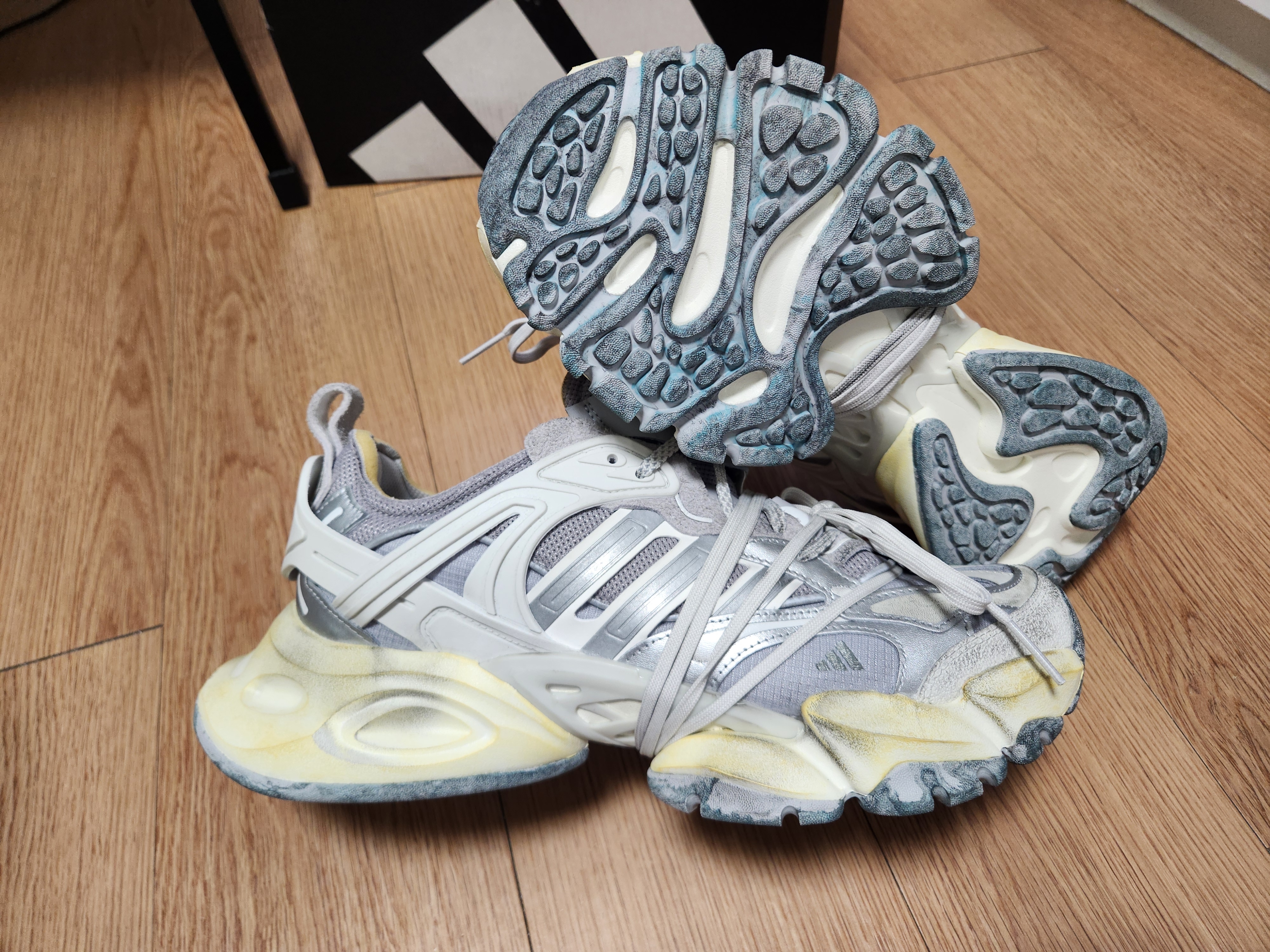 Adidas XLG Runner Deluxe Grey Metallic Silver 착용 스타일 - 4