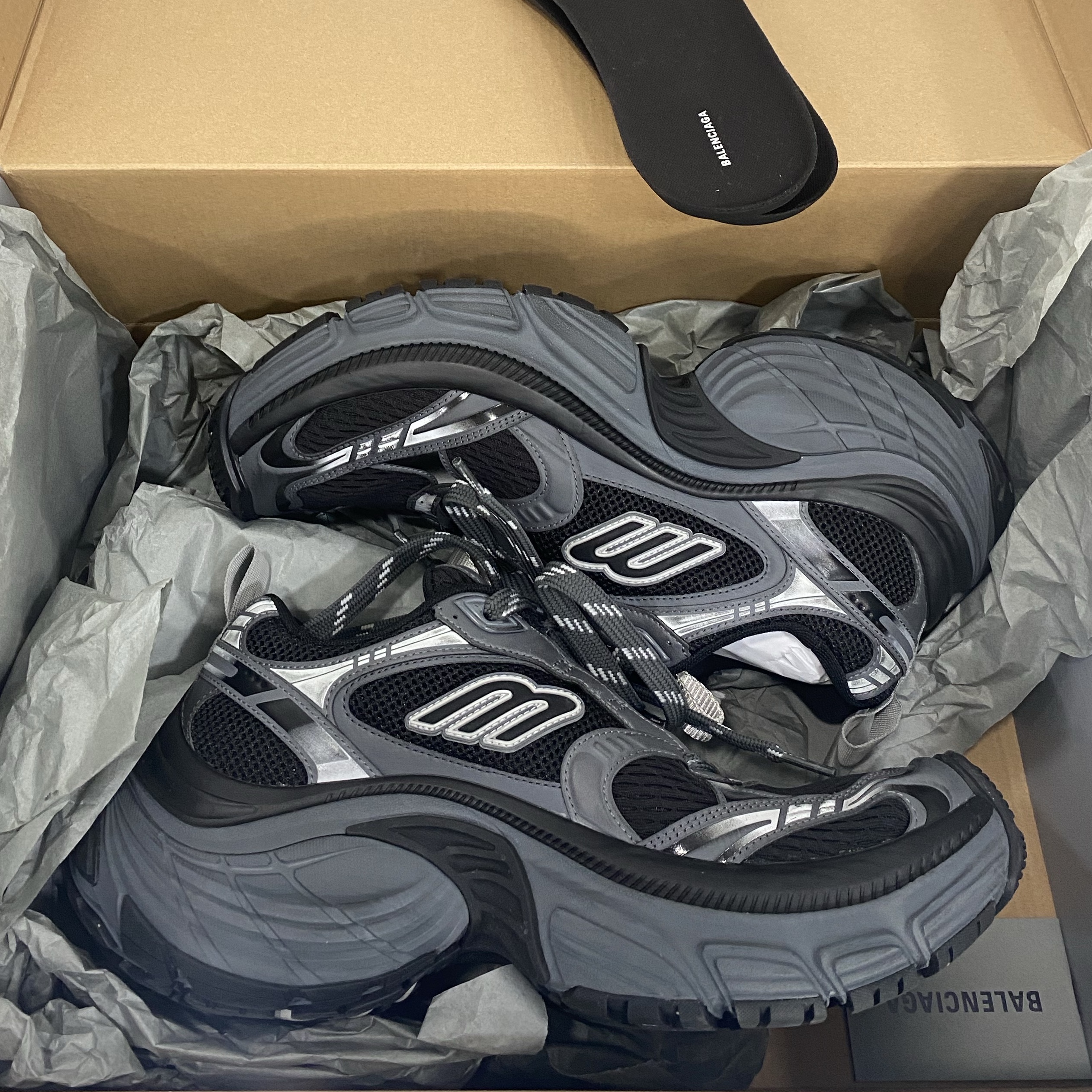 Balenciaga 6XL Sneakers Black Gray 착용 스타일 - 3